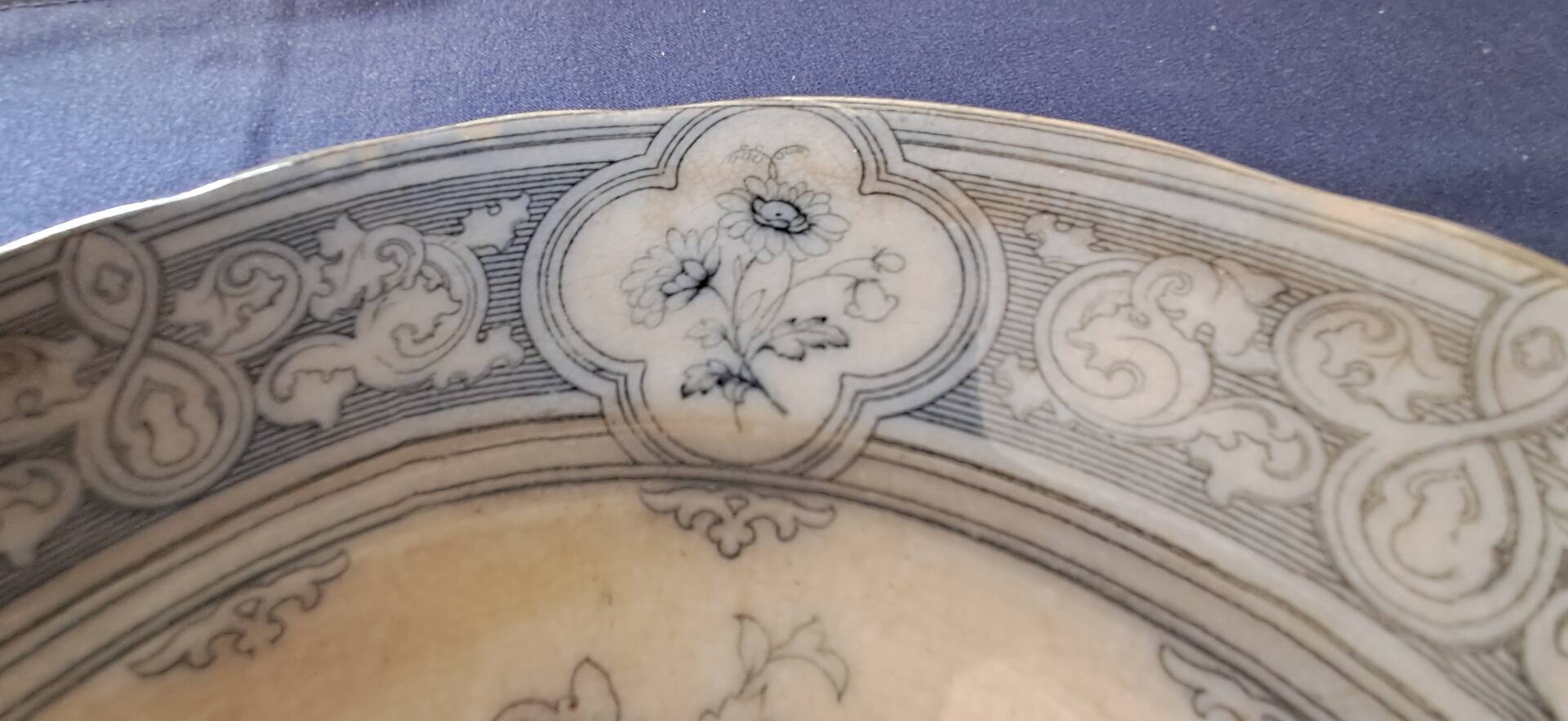 Assiettes en faïence anglaise. 19ème.  Grosvenor China