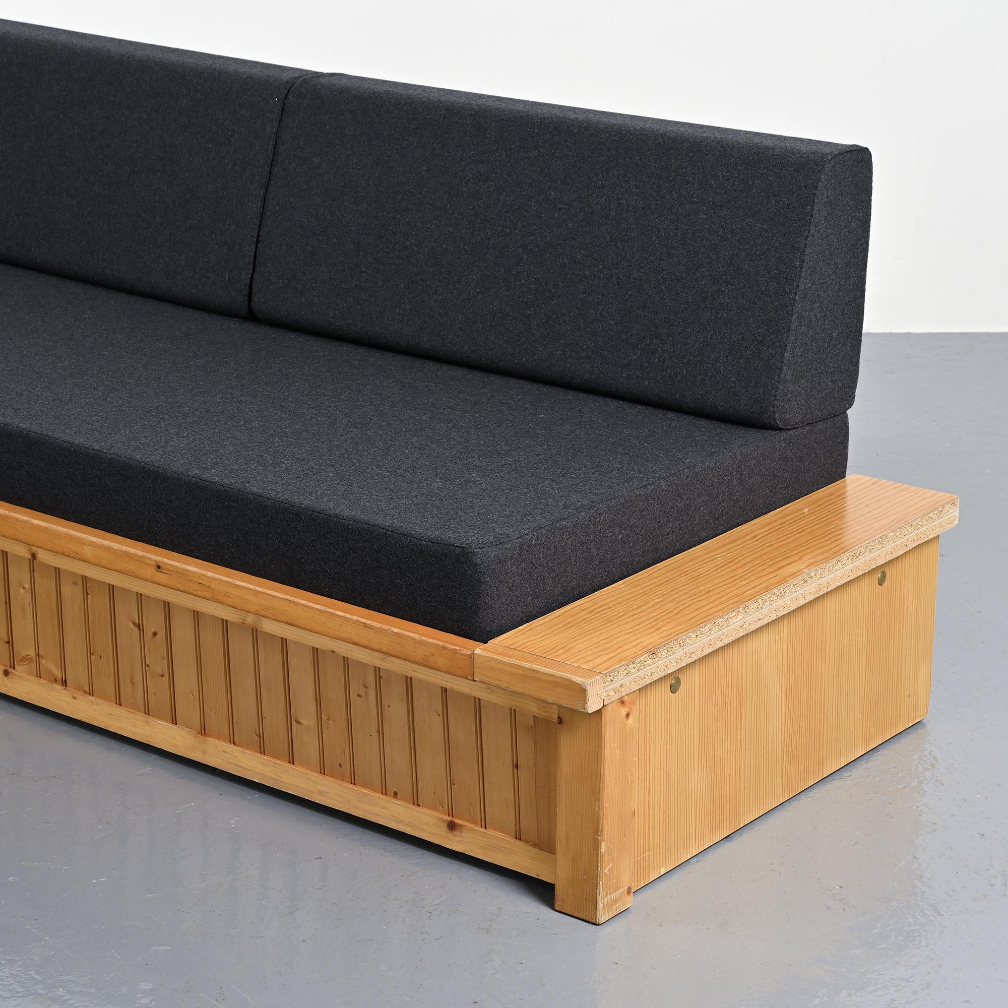 Banquette-lit dessinée par Charlotte Perriand pour Les Arcs, circa 1970.