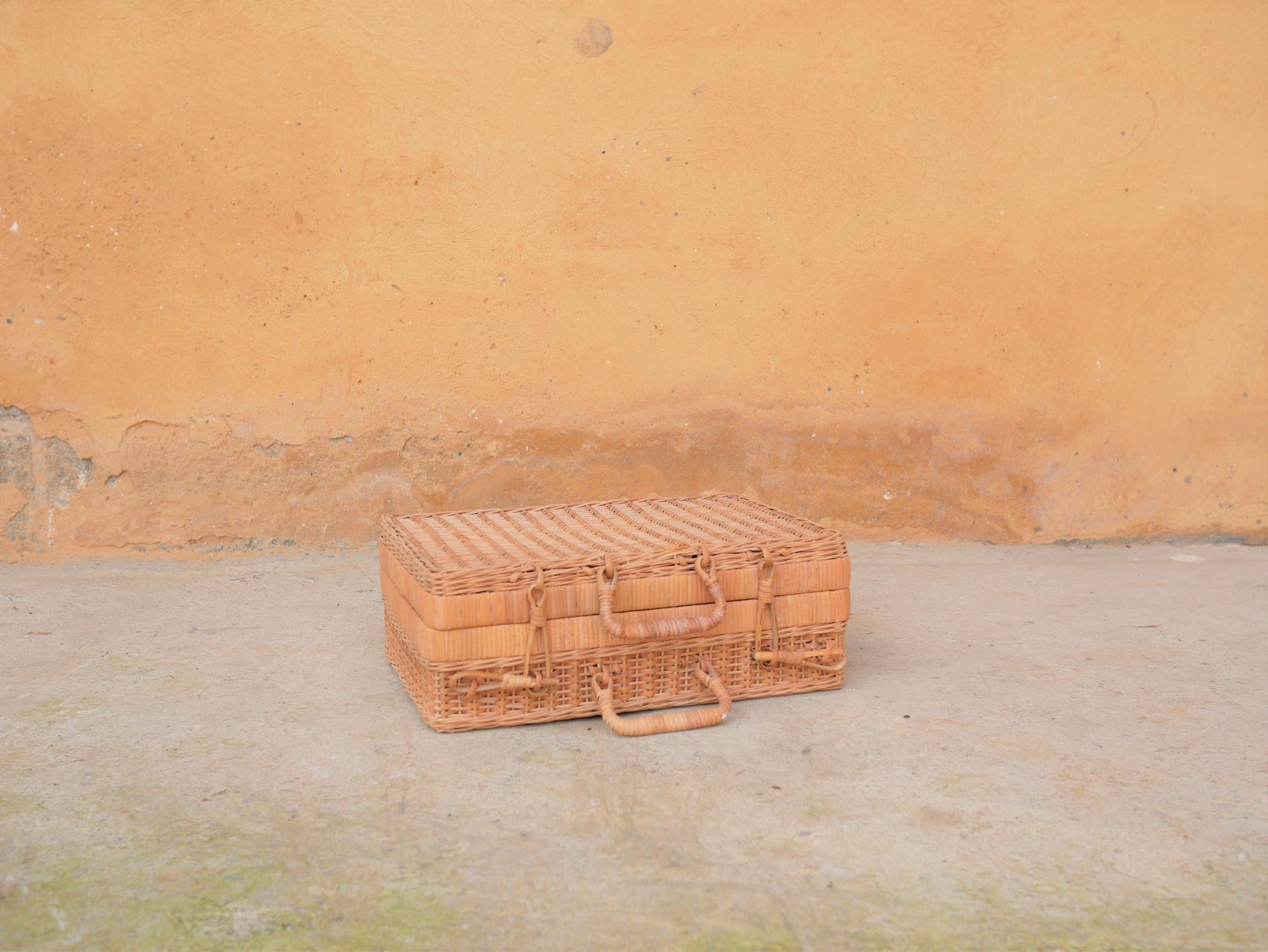 Vintage rattan case
