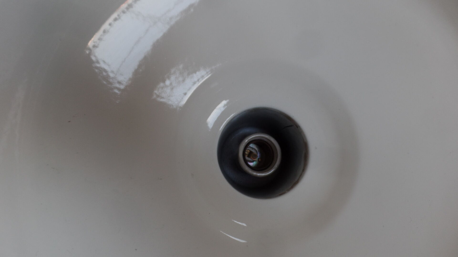 Suspension industrielle en tôle émaillée blanche et noire