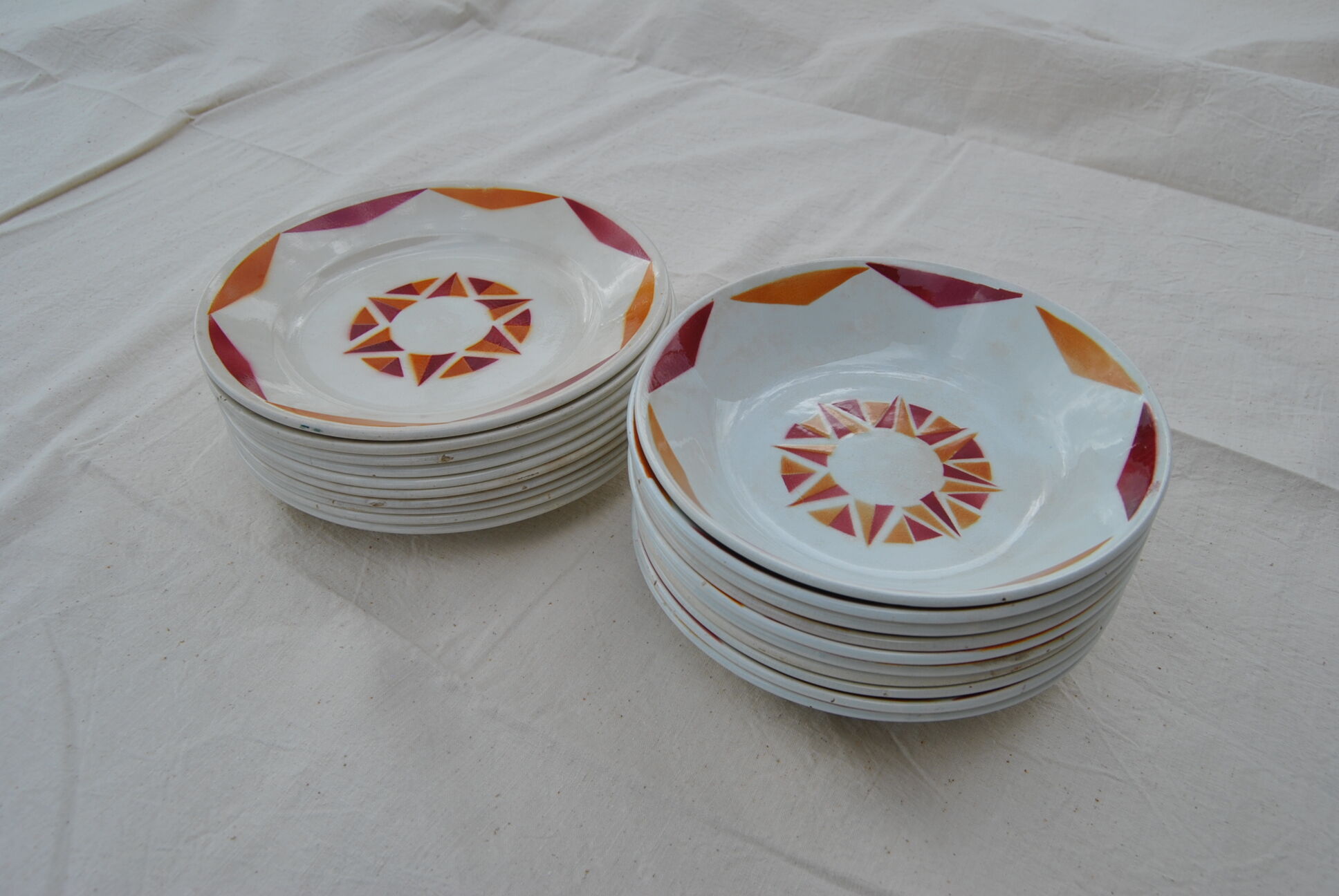 Series of 20 modernist plates Faïencerie de Castres