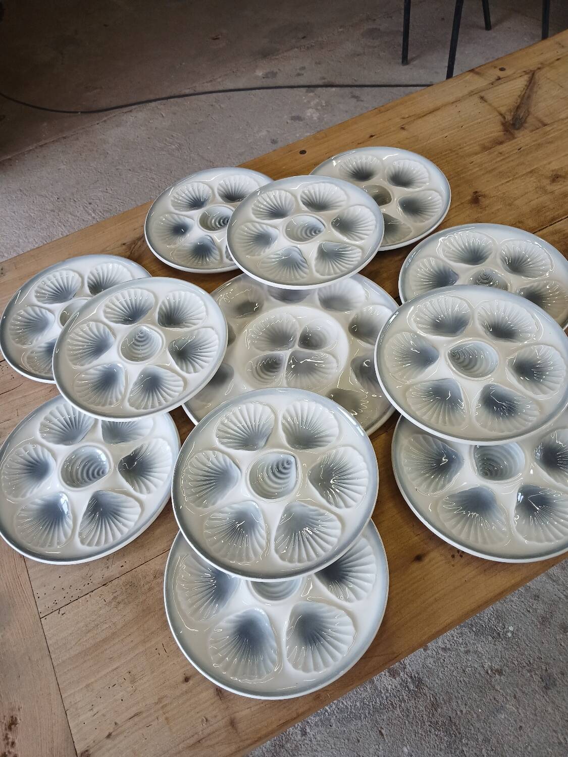 11 plates and 1 oyster dish Moulin des Loups