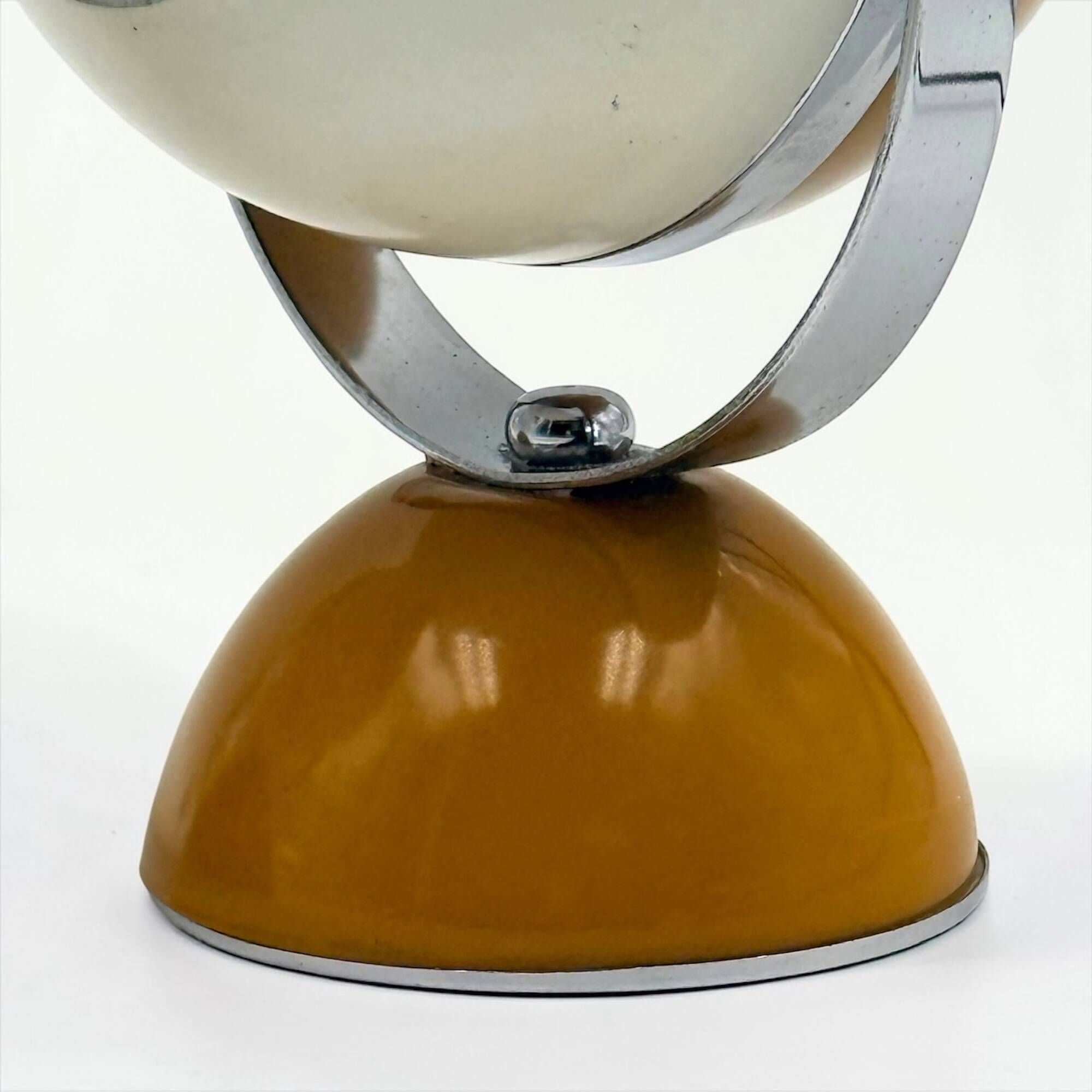 Paire de lampes eyeball Space Age métal blanc moutarde chrome Italie 1960s