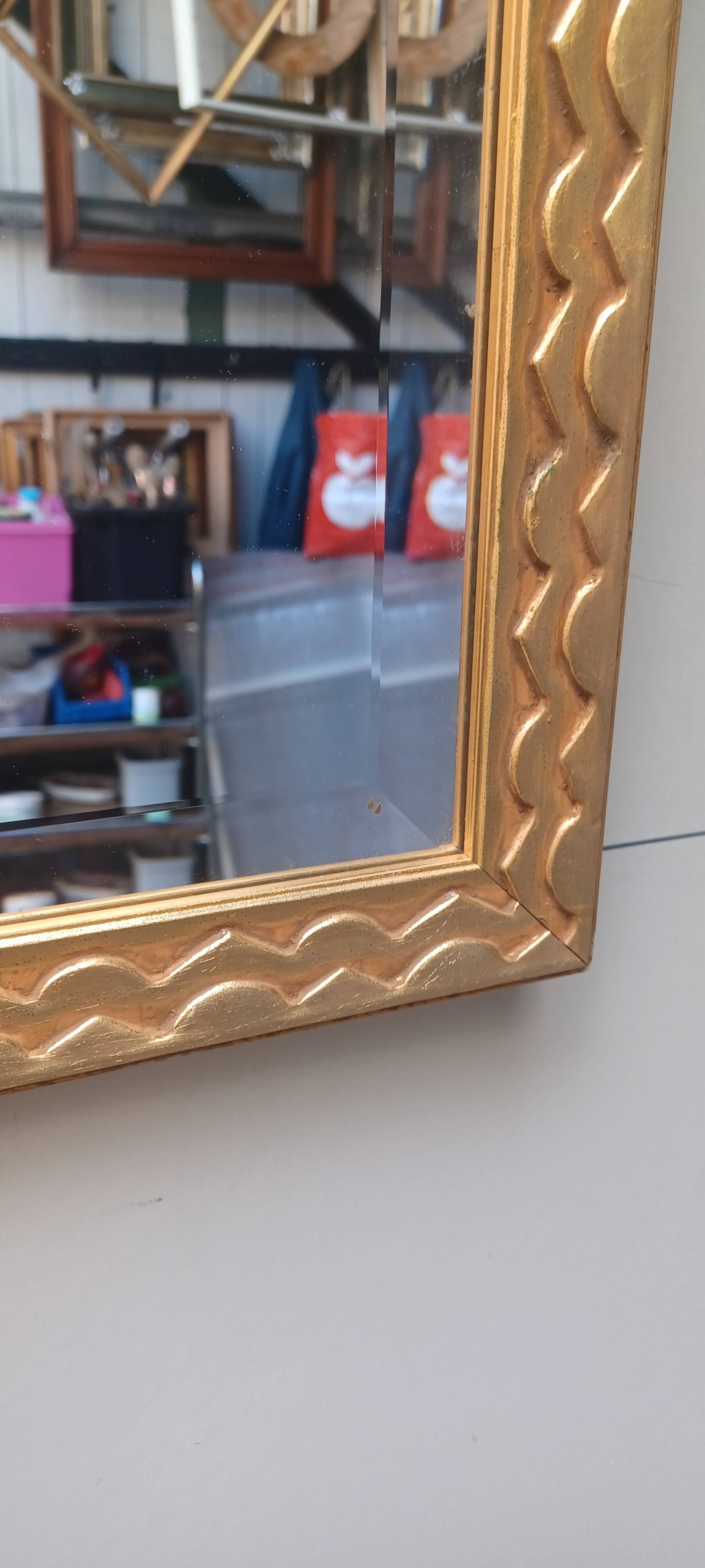Miroir dore de style art-deco ( 1925-1945) avec  glace biseautee
