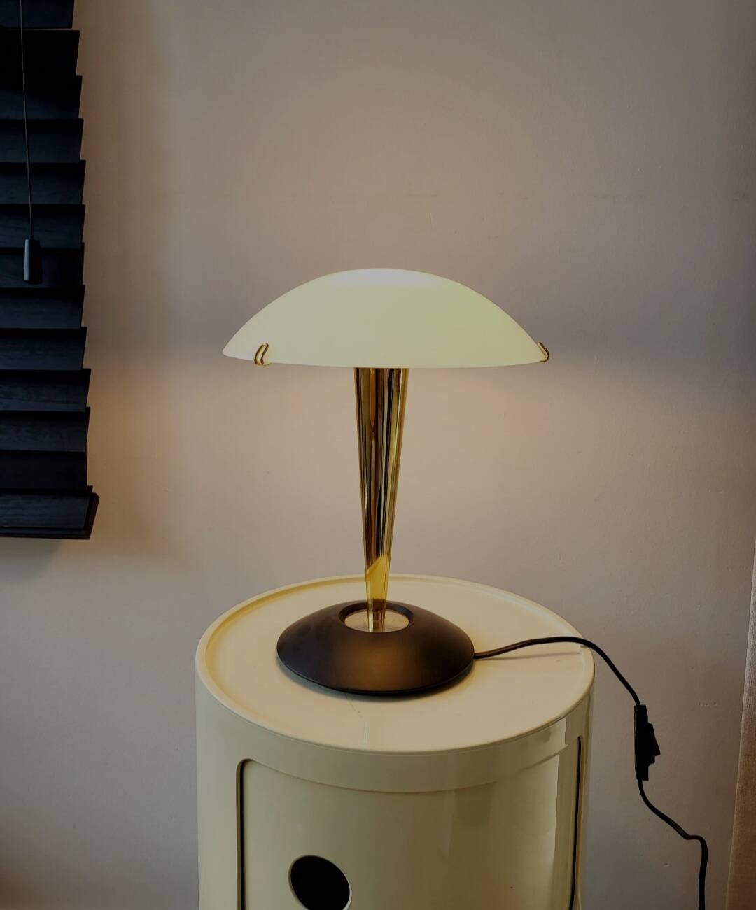 Lampe champignon, Luciano Cesaro, messing/mat zwarte tafellamp, jaren 90