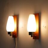 Paire d'appliques danoise en teck et verre opalin
