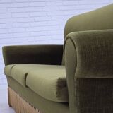 Canapé danois 3 places des années 1970, velours d'ameublement vert, pieds en bois de frêne.