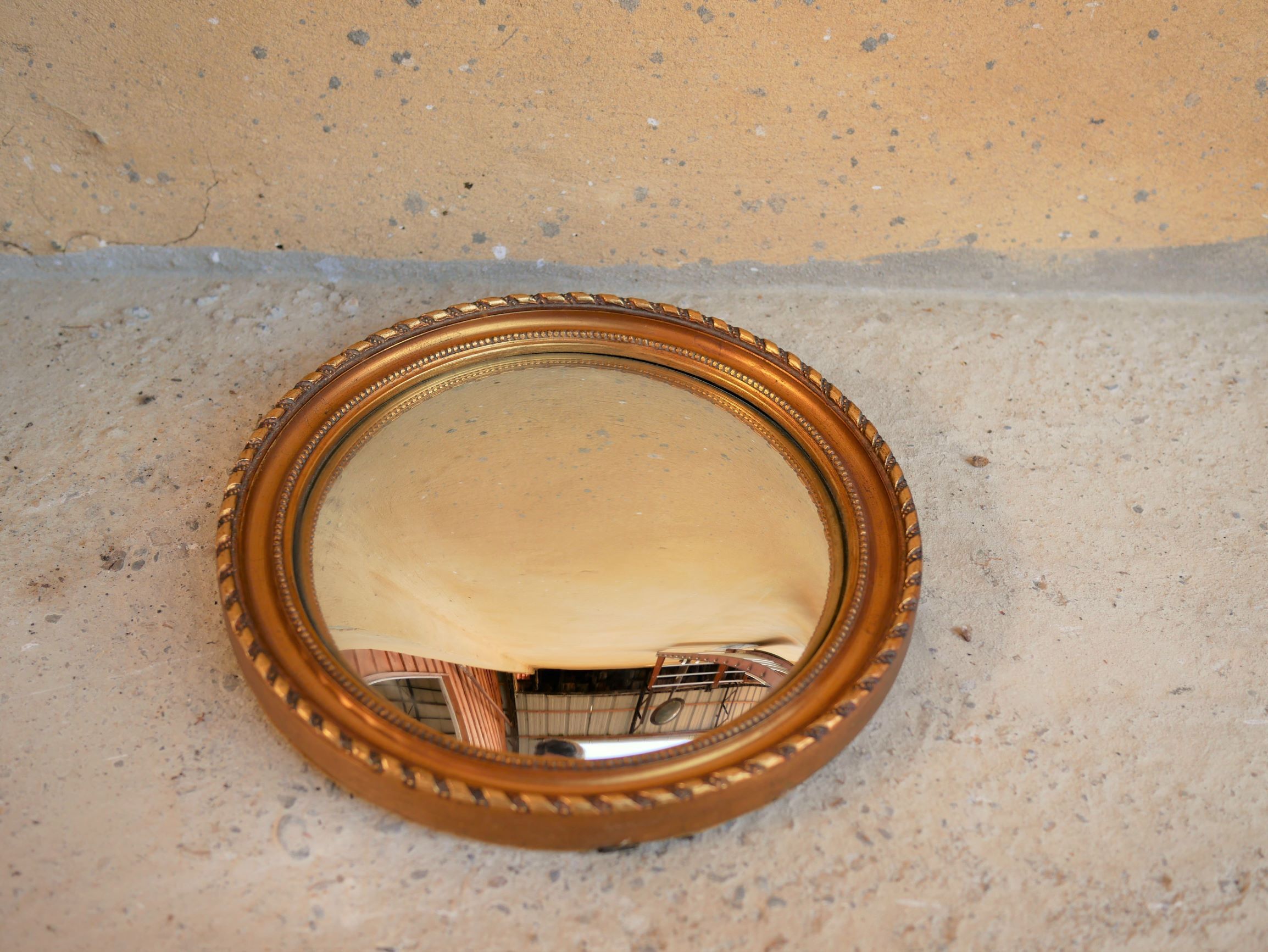 Witch mirror in gilded wood 24x24cm