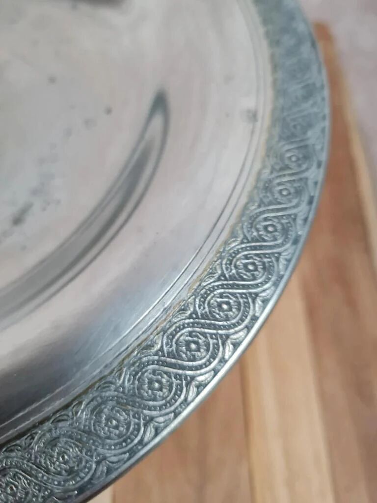 Vintage silver-plated compote with engraved frieze.