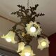 Lustre en bronze massif à bras mouvementés, XIXe, tulipes opalescentes