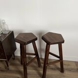 Paire de tabourets hauts tripodes en orme Aranjou