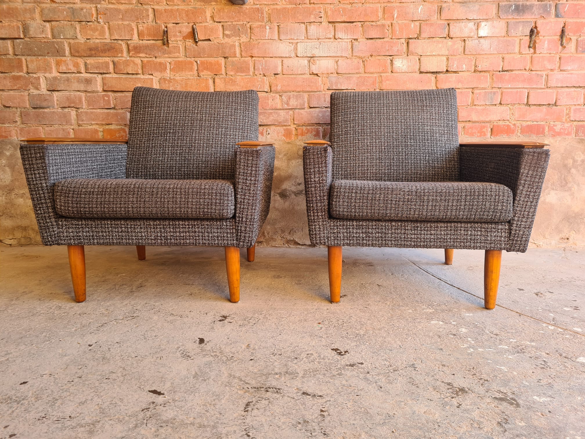 Paire de fauteuils club 70"