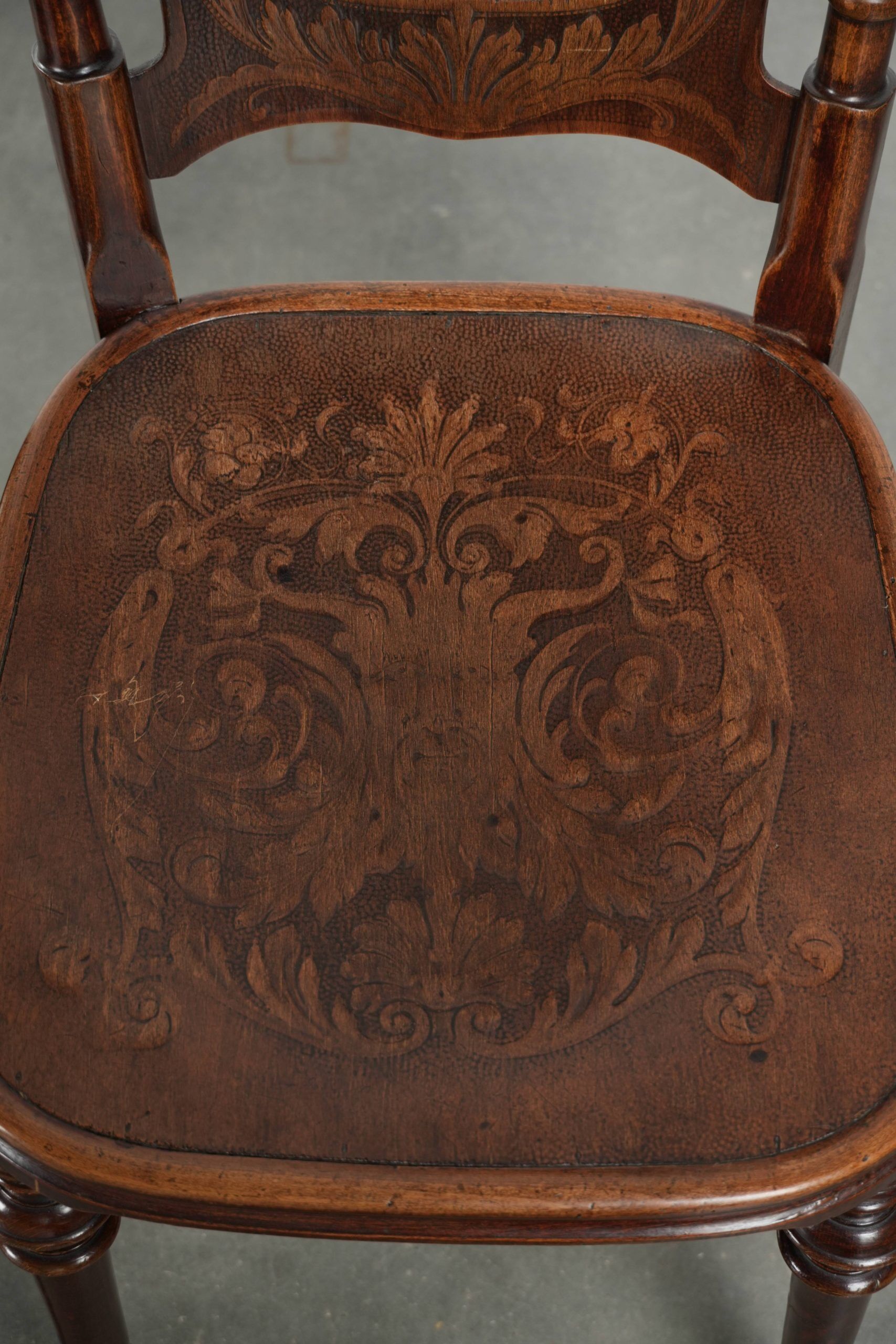Ensemble de quatre chaises de bistro antiques de la fin du 19e/début du 20e siècle.