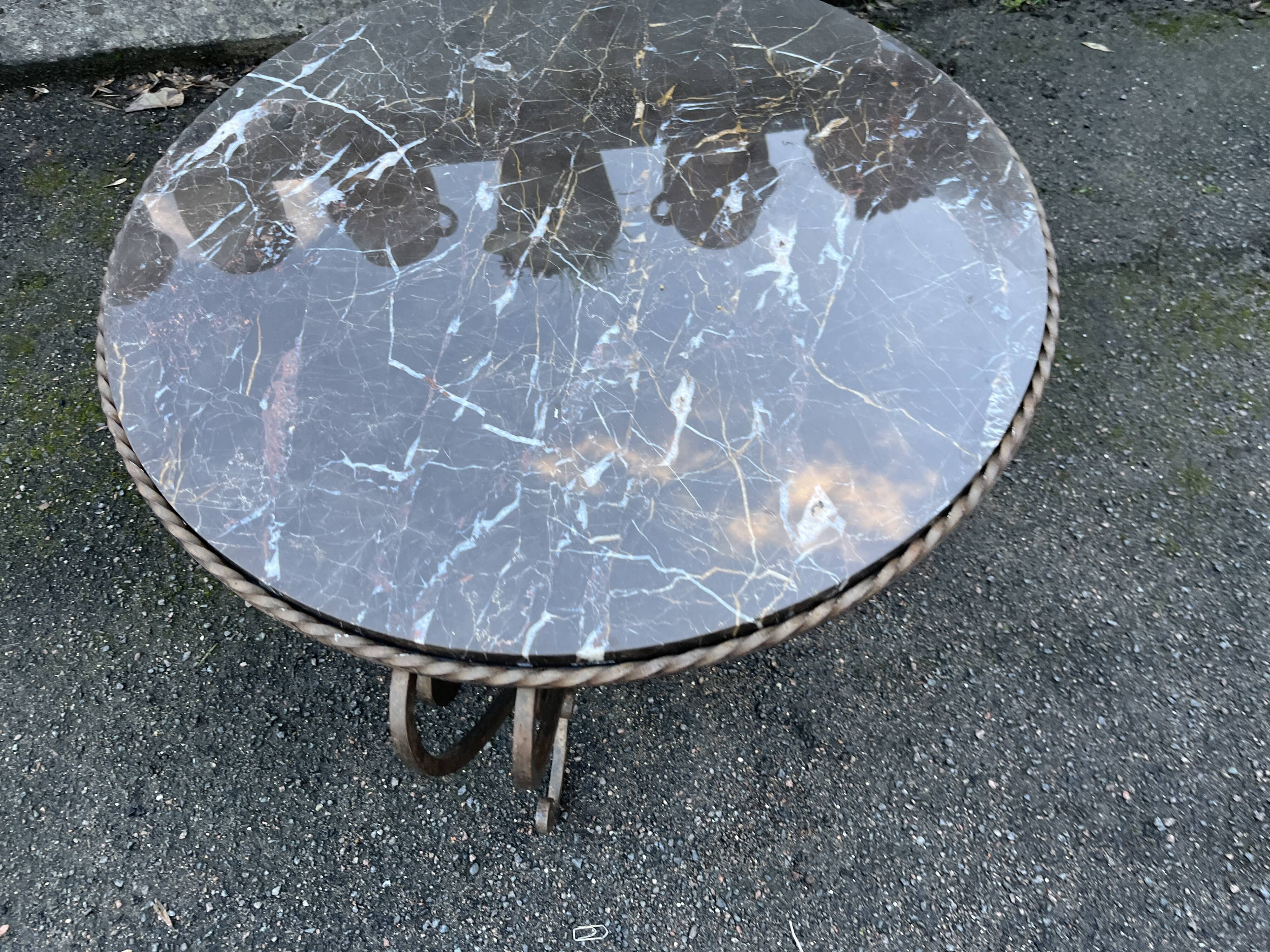 Coffee table in wrought iron and marble top