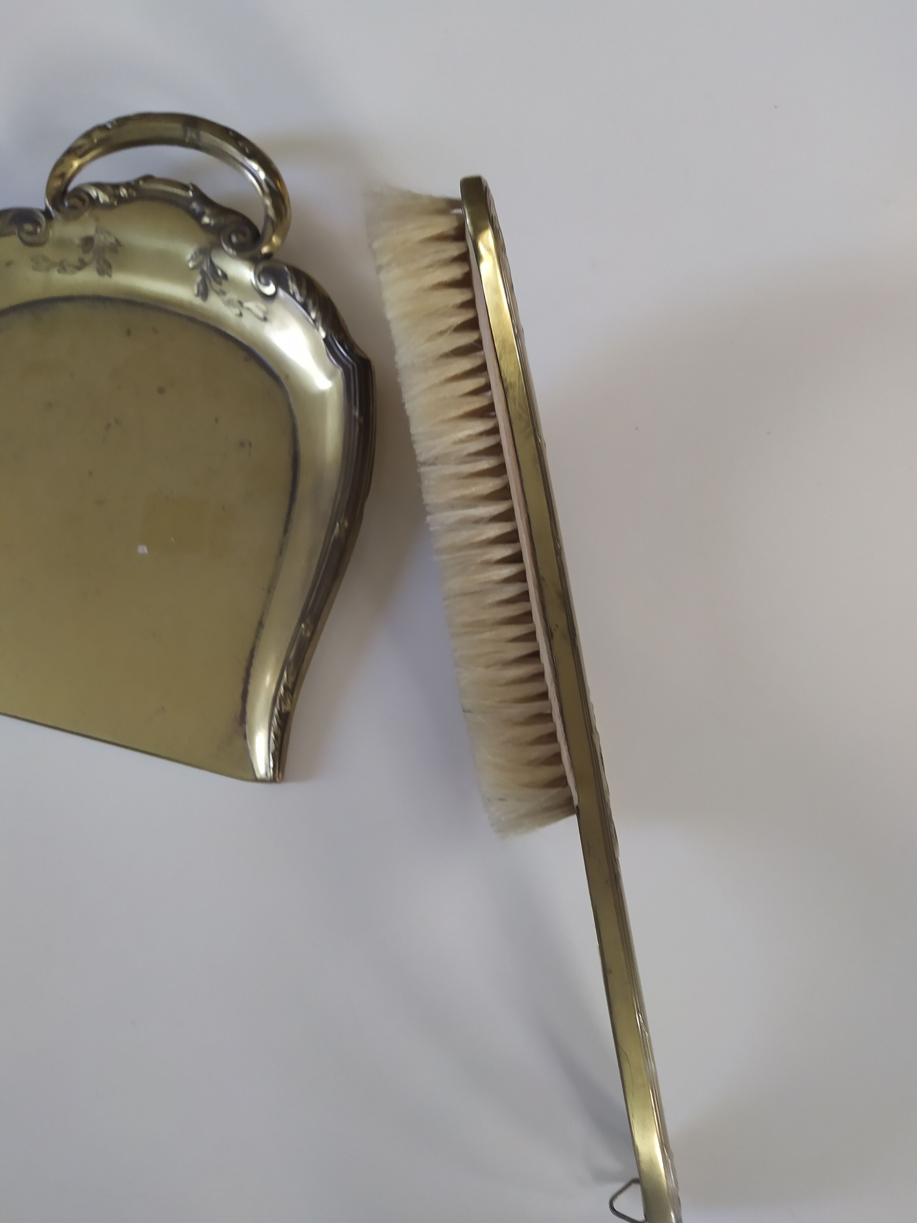 Tray picks up crumbs and brush