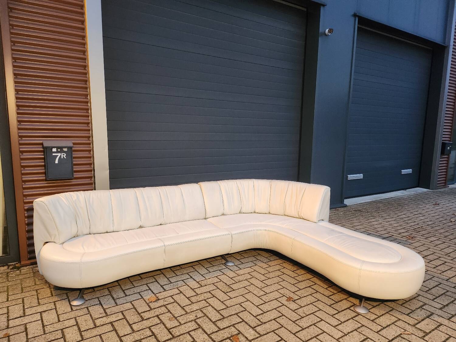 de Sede 1064 (lounge) sofa in Select 2413 snow by Hugo de Ruiter