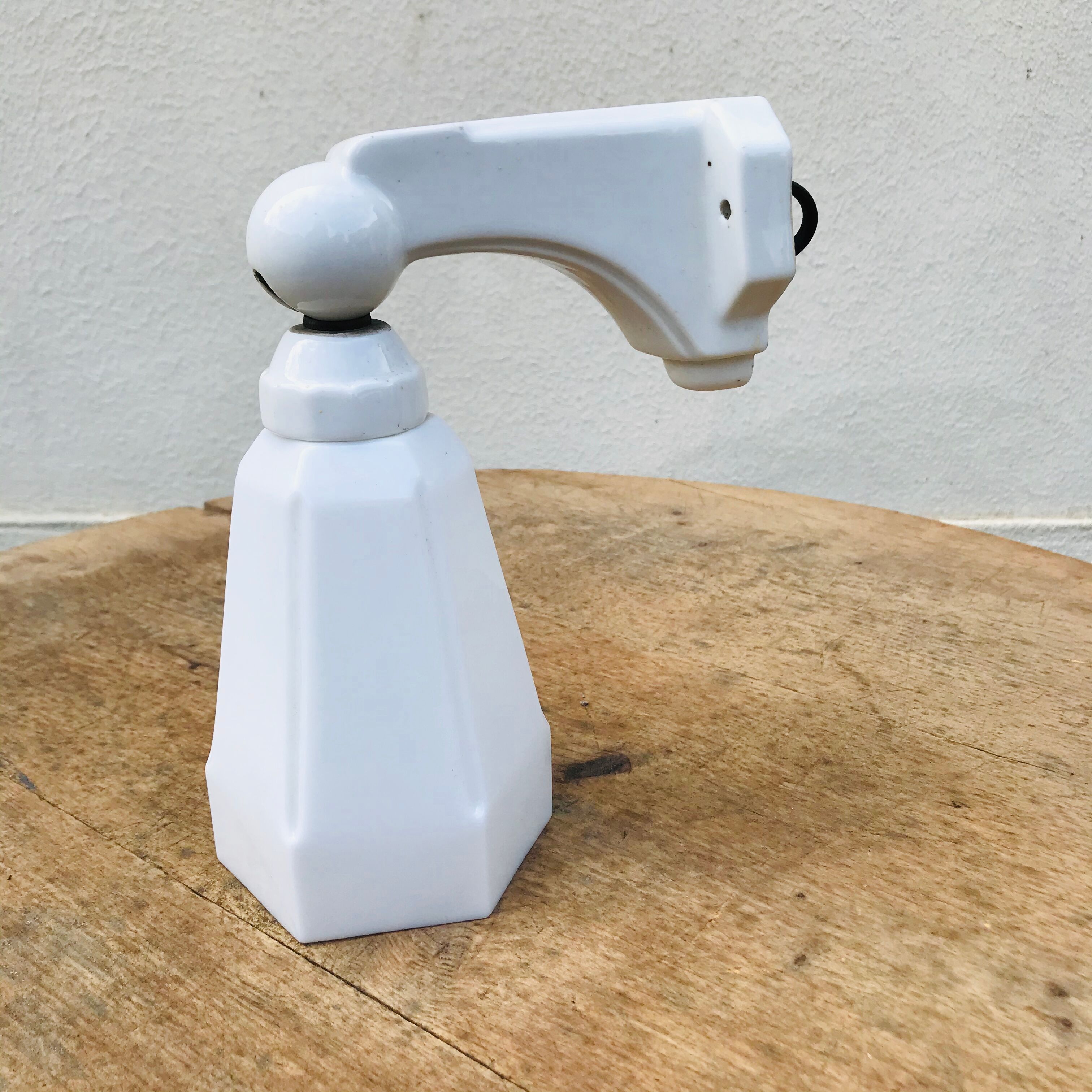 Wall light art deco in porcelain and white opaline