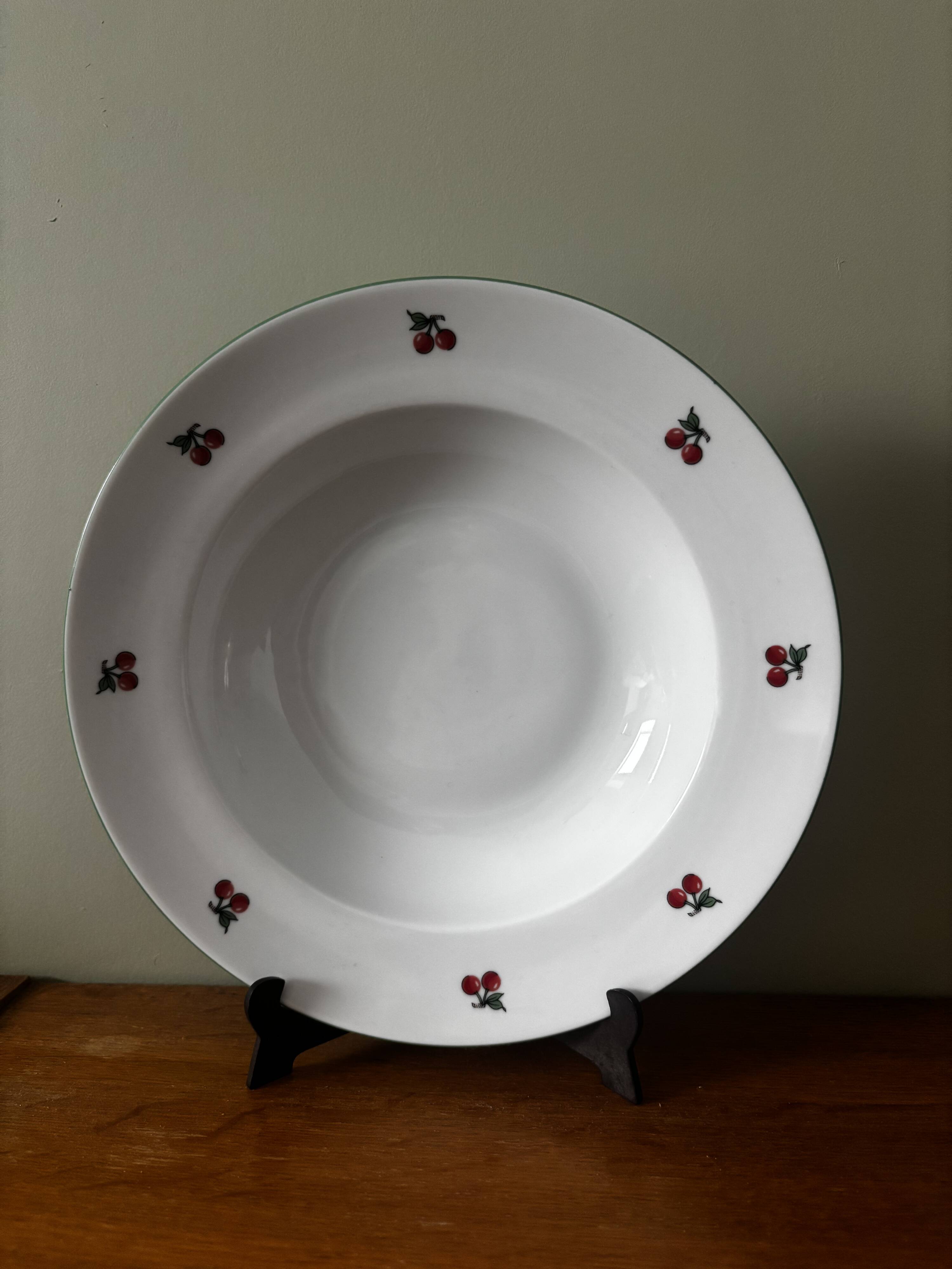 Set of 5 deep porcelain plates in cherry table colours.