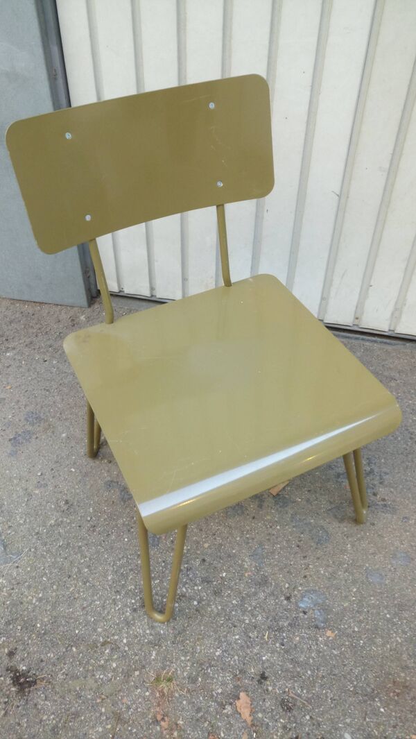 Chaise industrielle d'atelier militaire métal laqué des années 60 vintage
