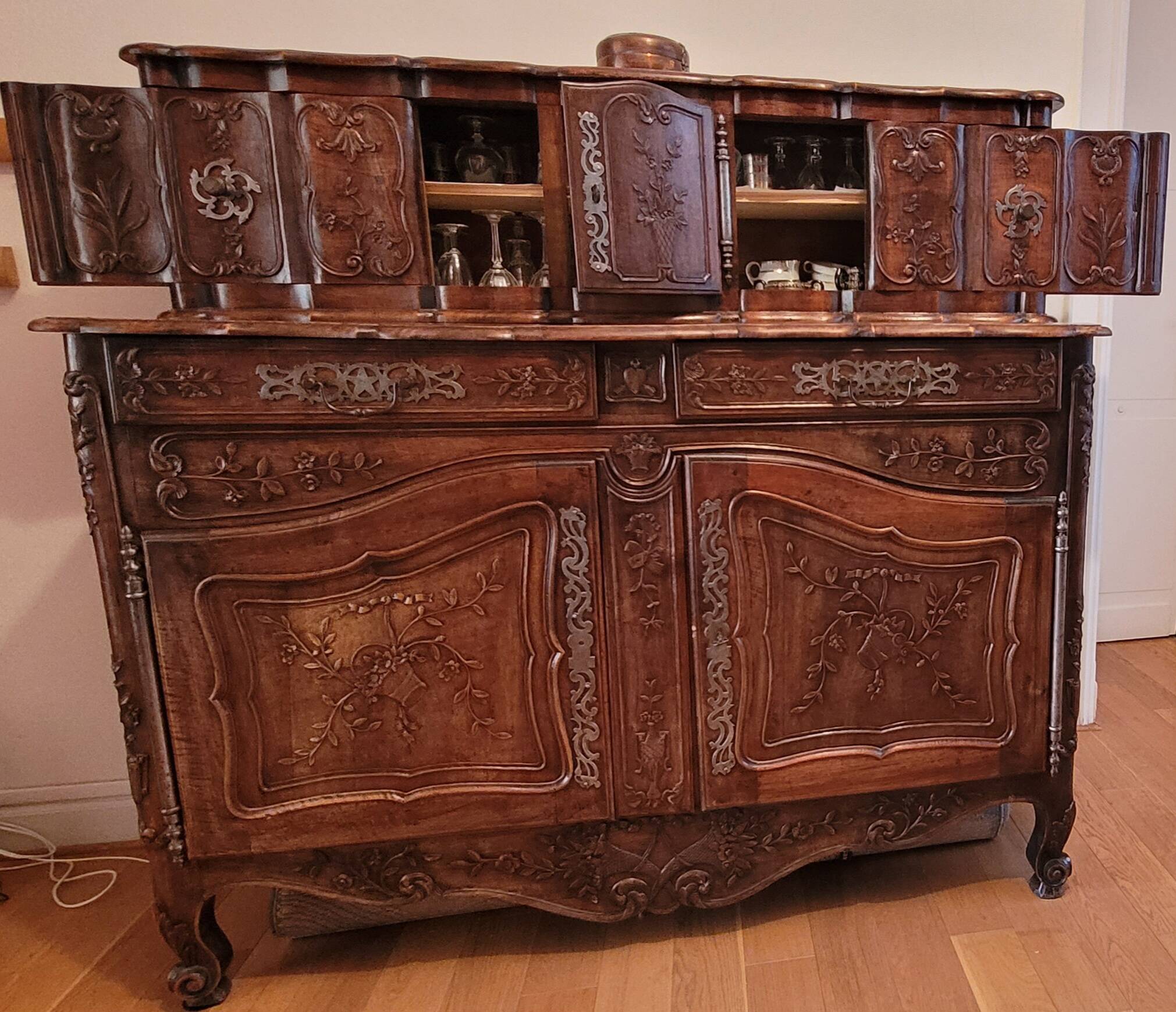 Provençal buffet with two bodies in solid walnut from the 18th century.
