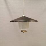 Lampe suspendue en verre avec abat-jour en métal laqué noir et base en laiton.