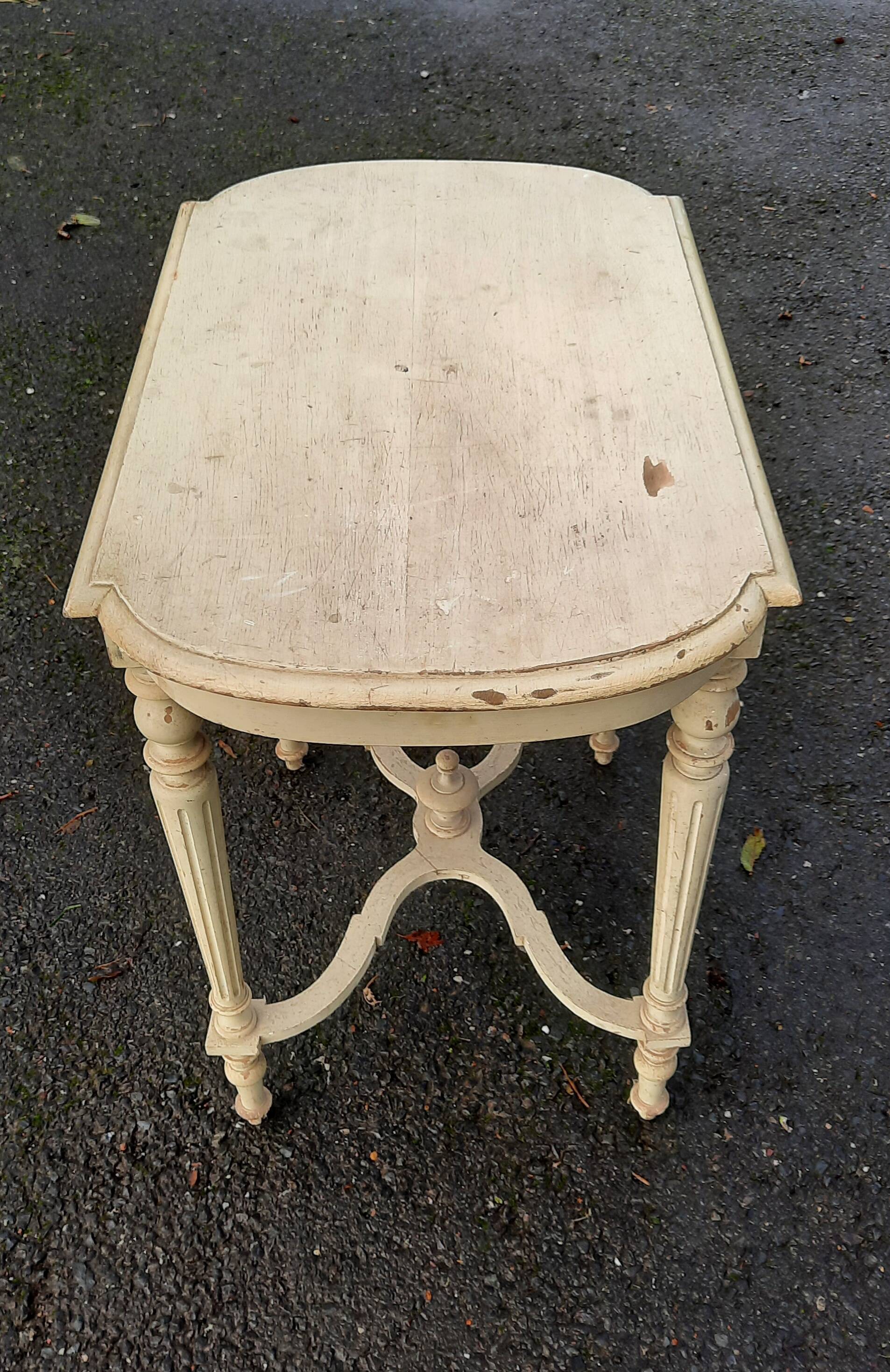 Center table in white lacquered wood