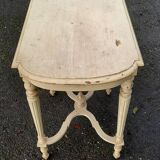 Center table in white lacquered wood