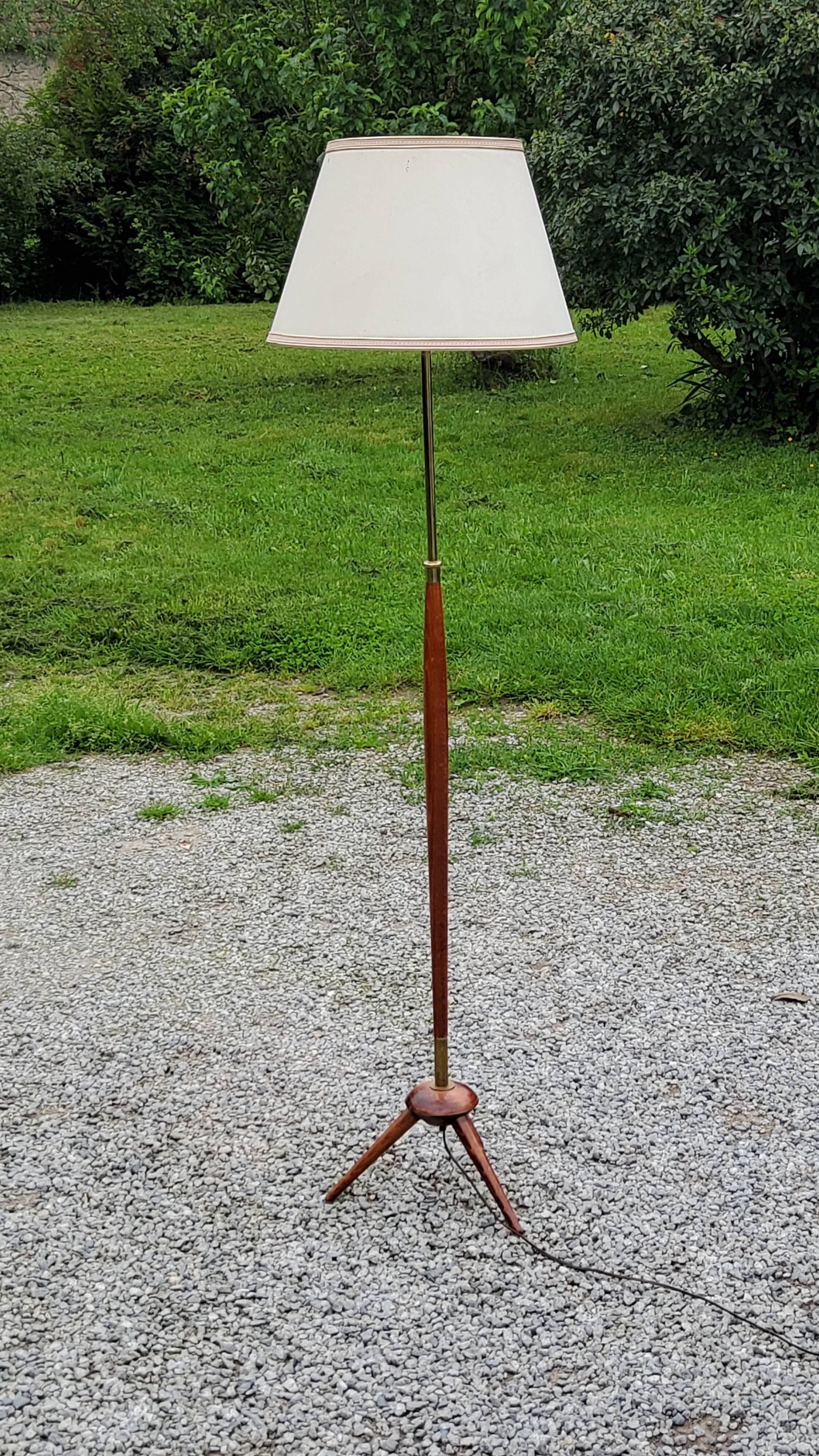 Vintage tripod floor lamp from the 60s in wood and brass