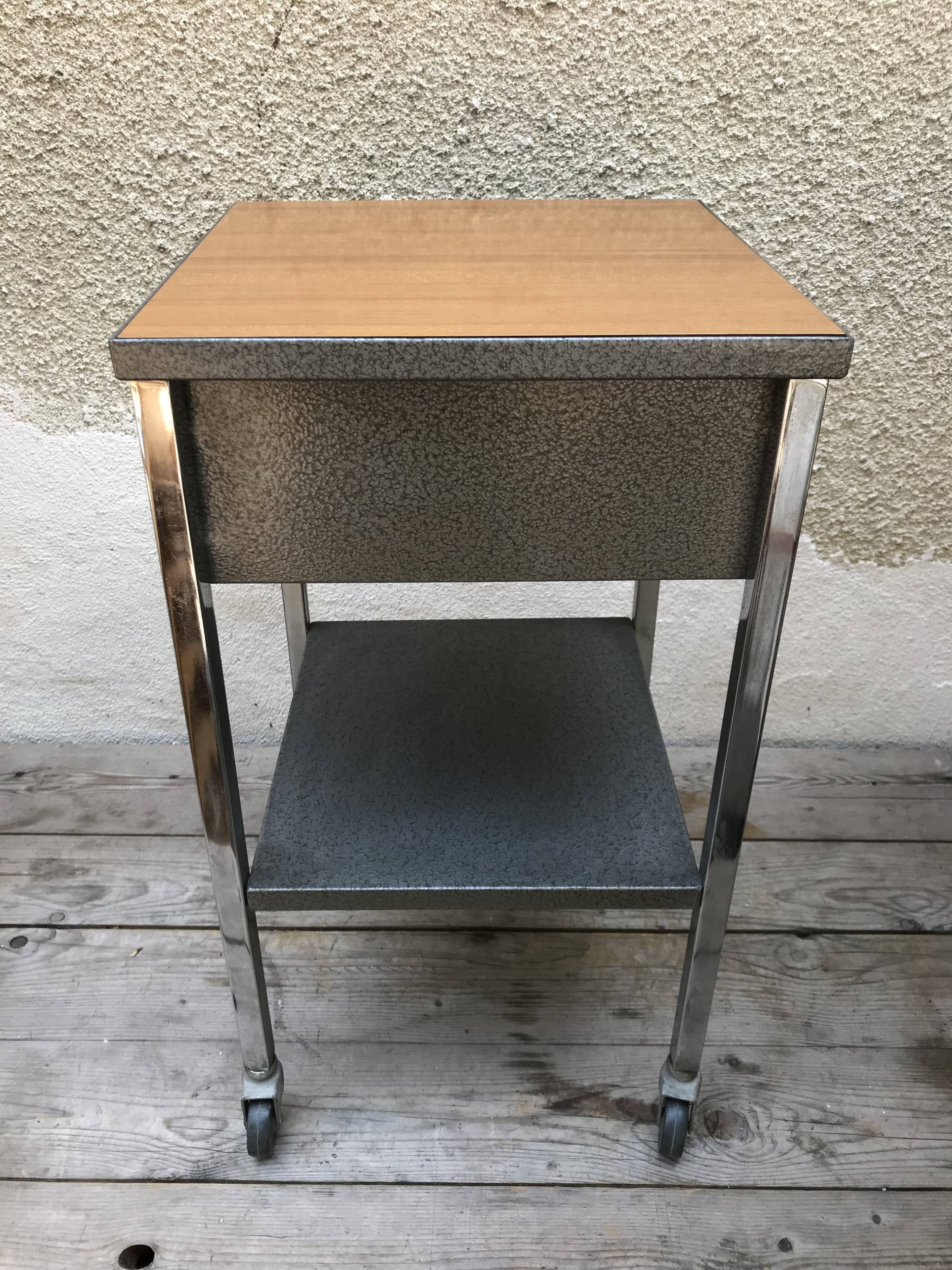 Table de chevet formica roulettes vintage
