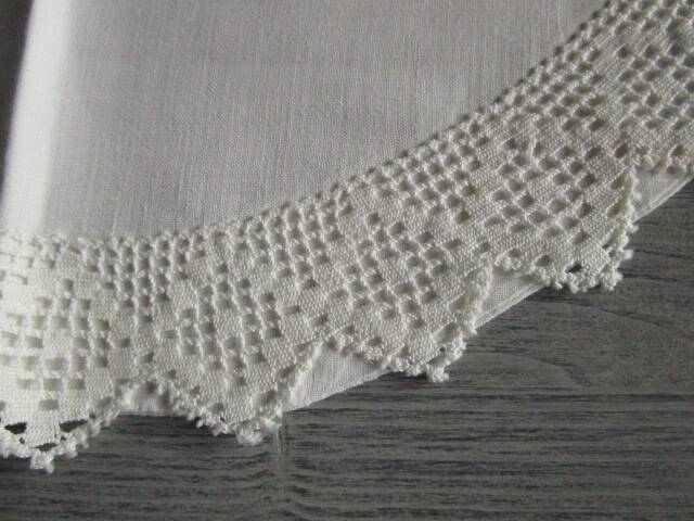 Taie d'oreiller demi-lune de berceau ancienne brodée