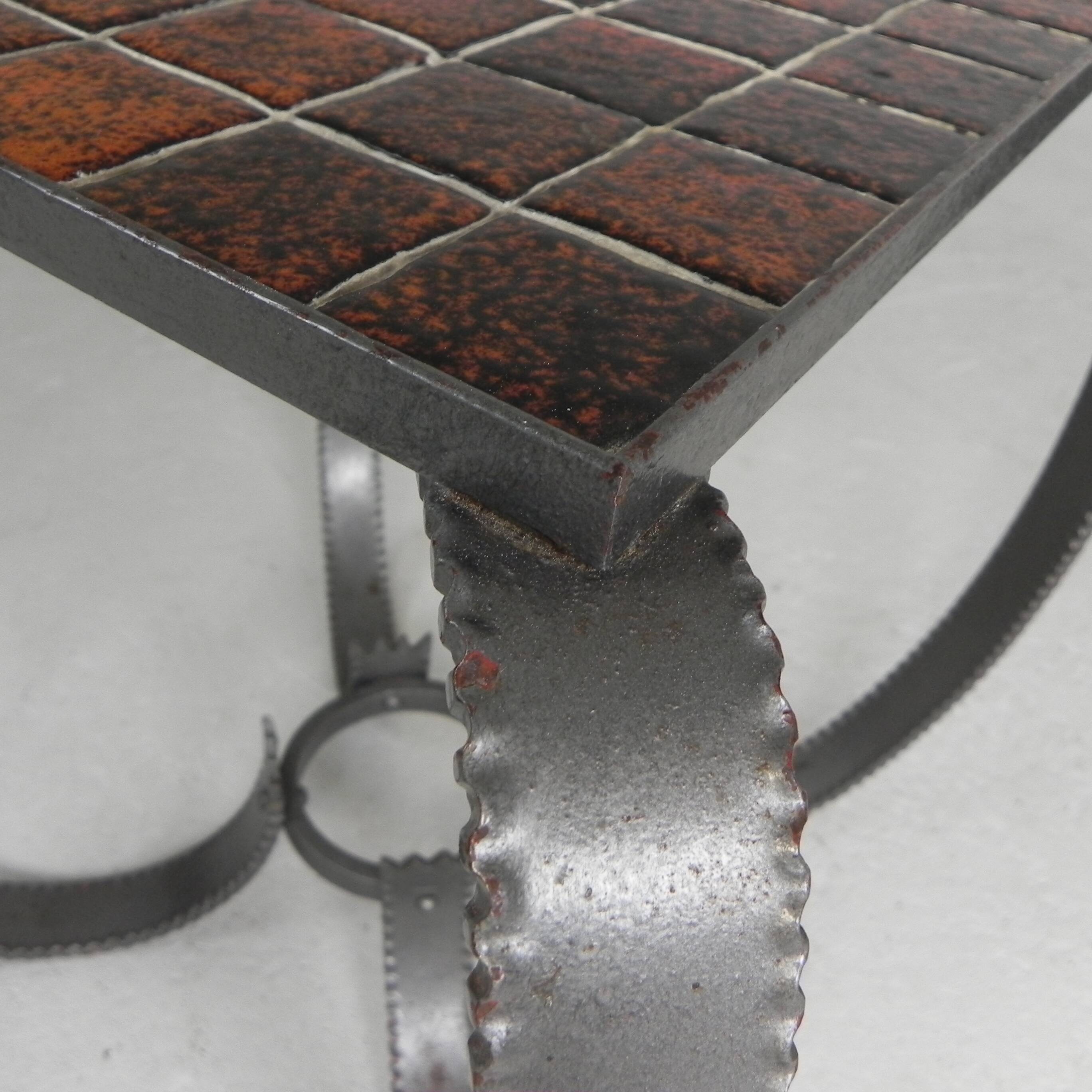 Table basse brutaliste, table carrelée avec 36 carreaux, années 1950