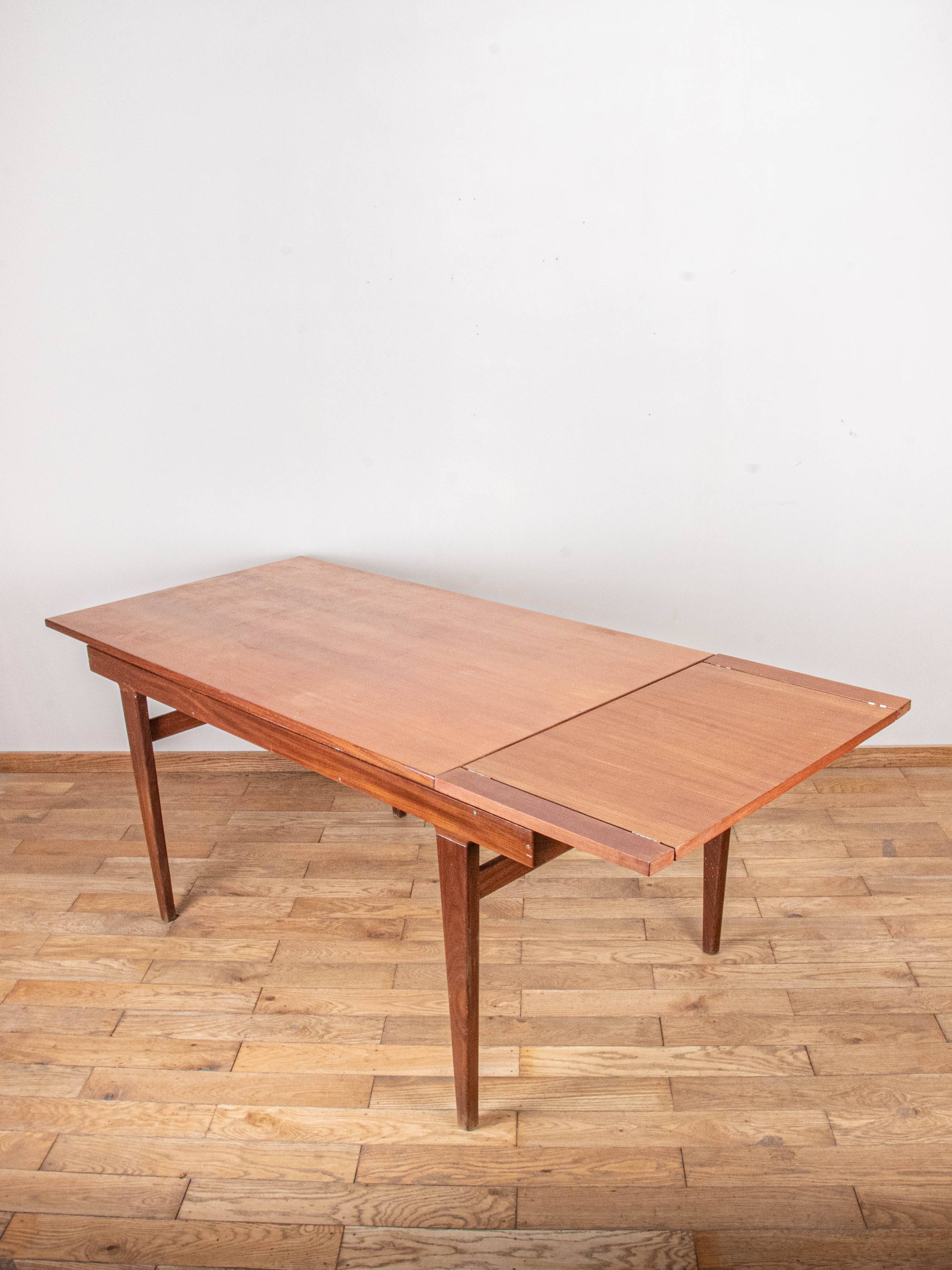 Scandinavian extendable table