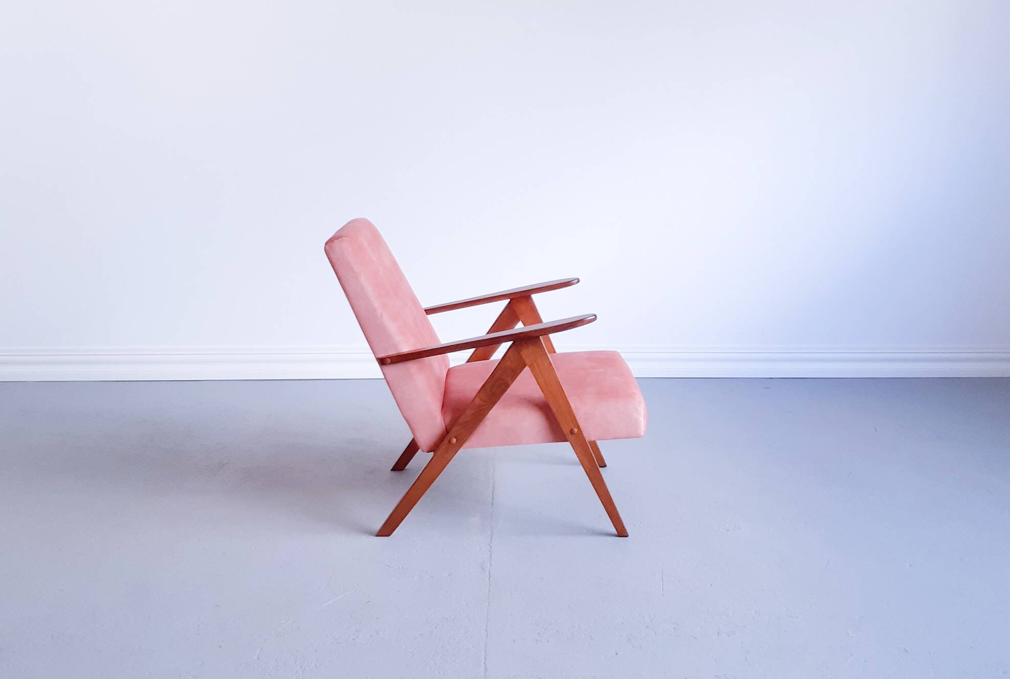 Mid Century Easy Chair Model B 310 Var in Coral Velvet