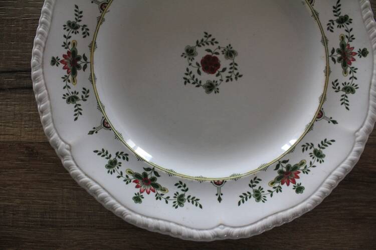 Round plate from the English Manufacture Minton model Venetia.