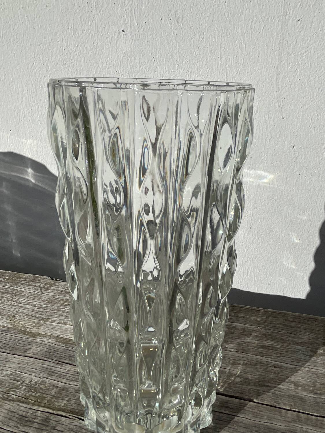 Vase en verre épais transparent