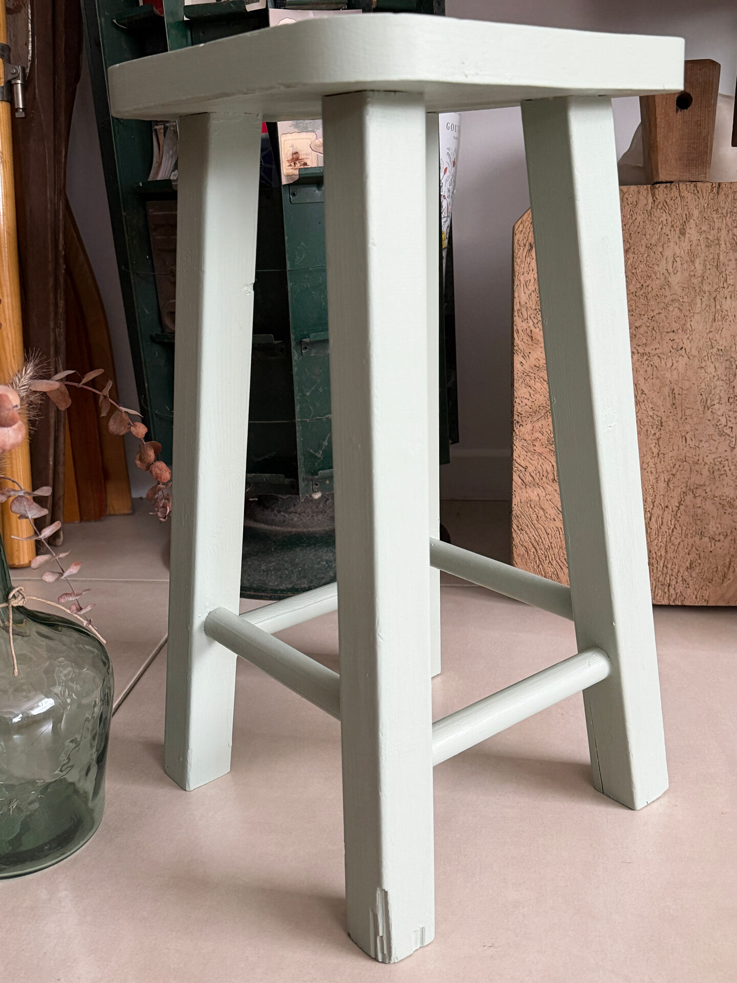 Tabouret bois massif vert amande 