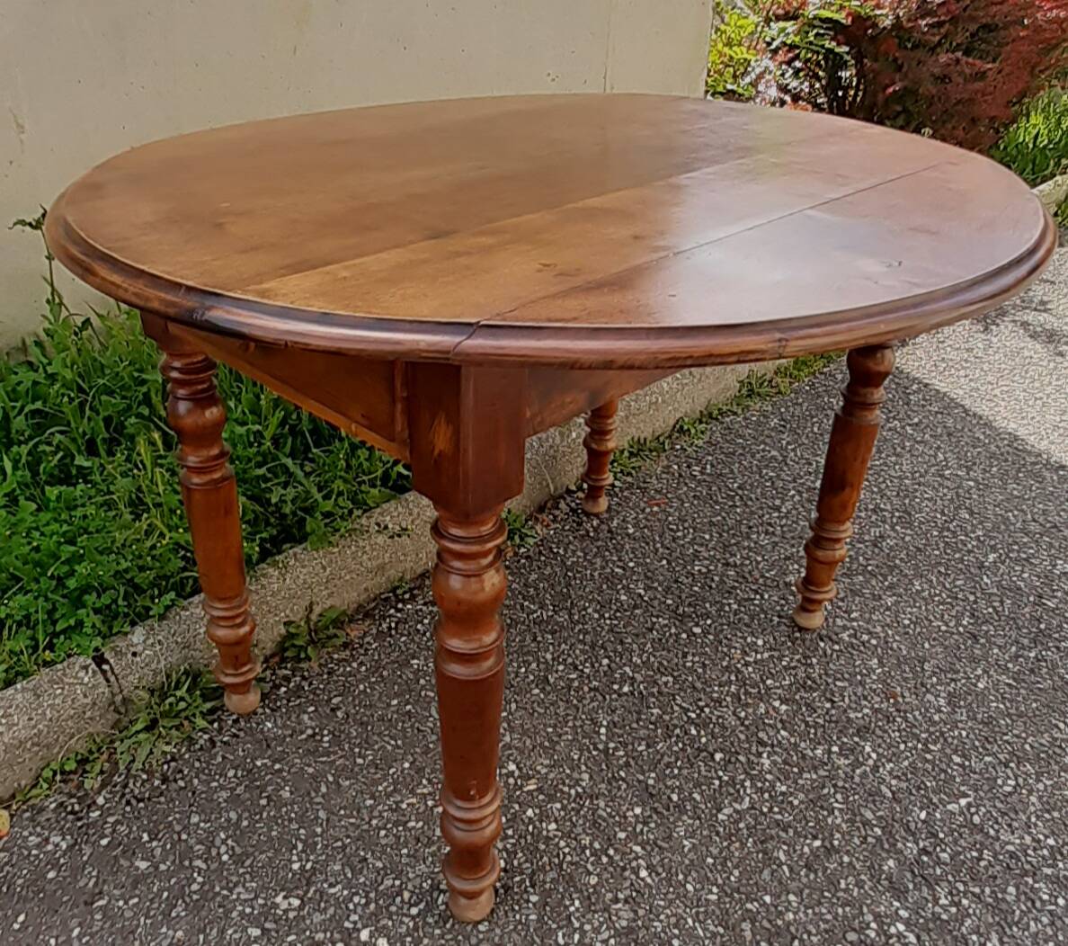 Antique oval table