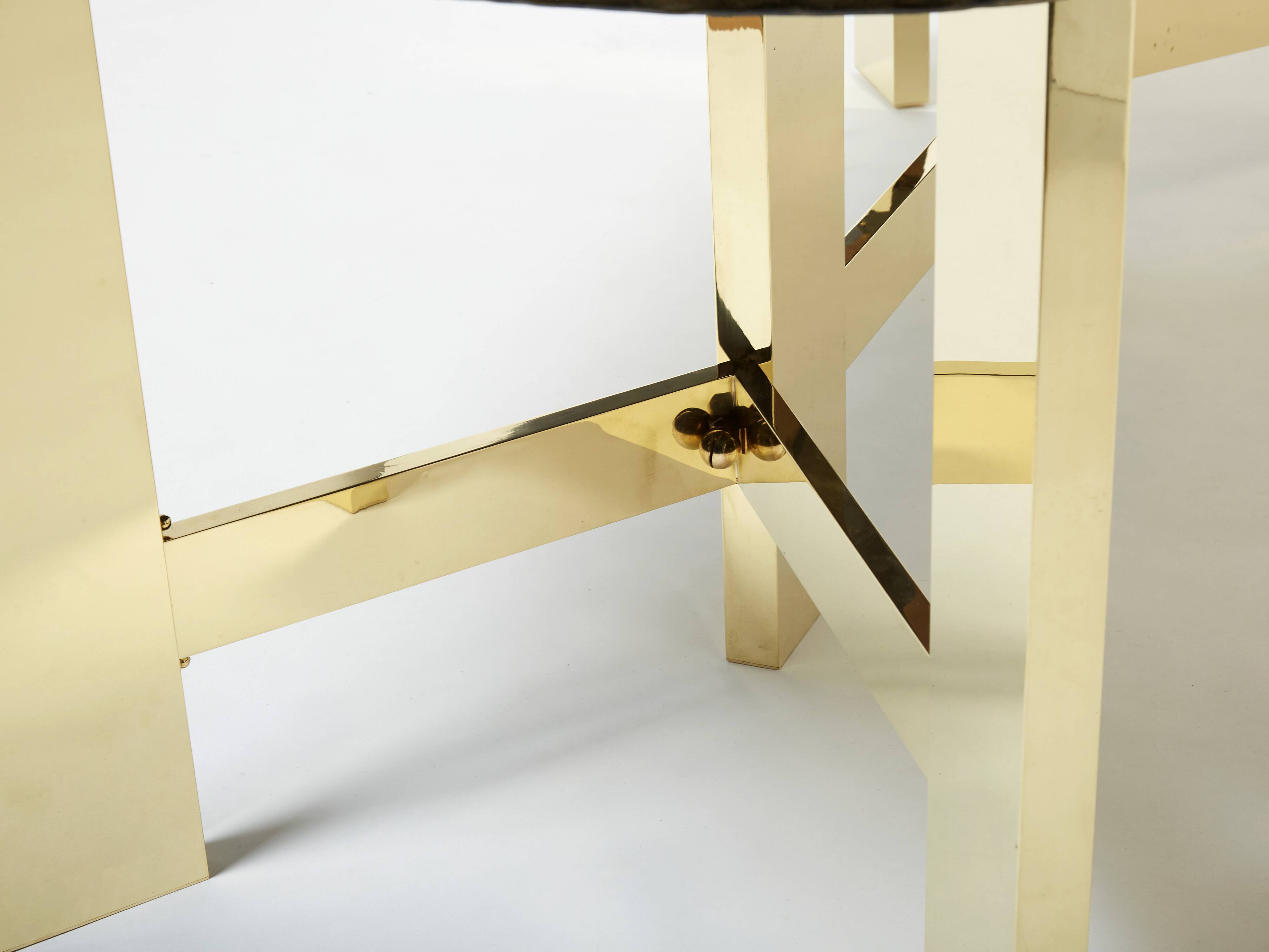 Brutalist Belgian dining table in resin and brass from around 1970.
