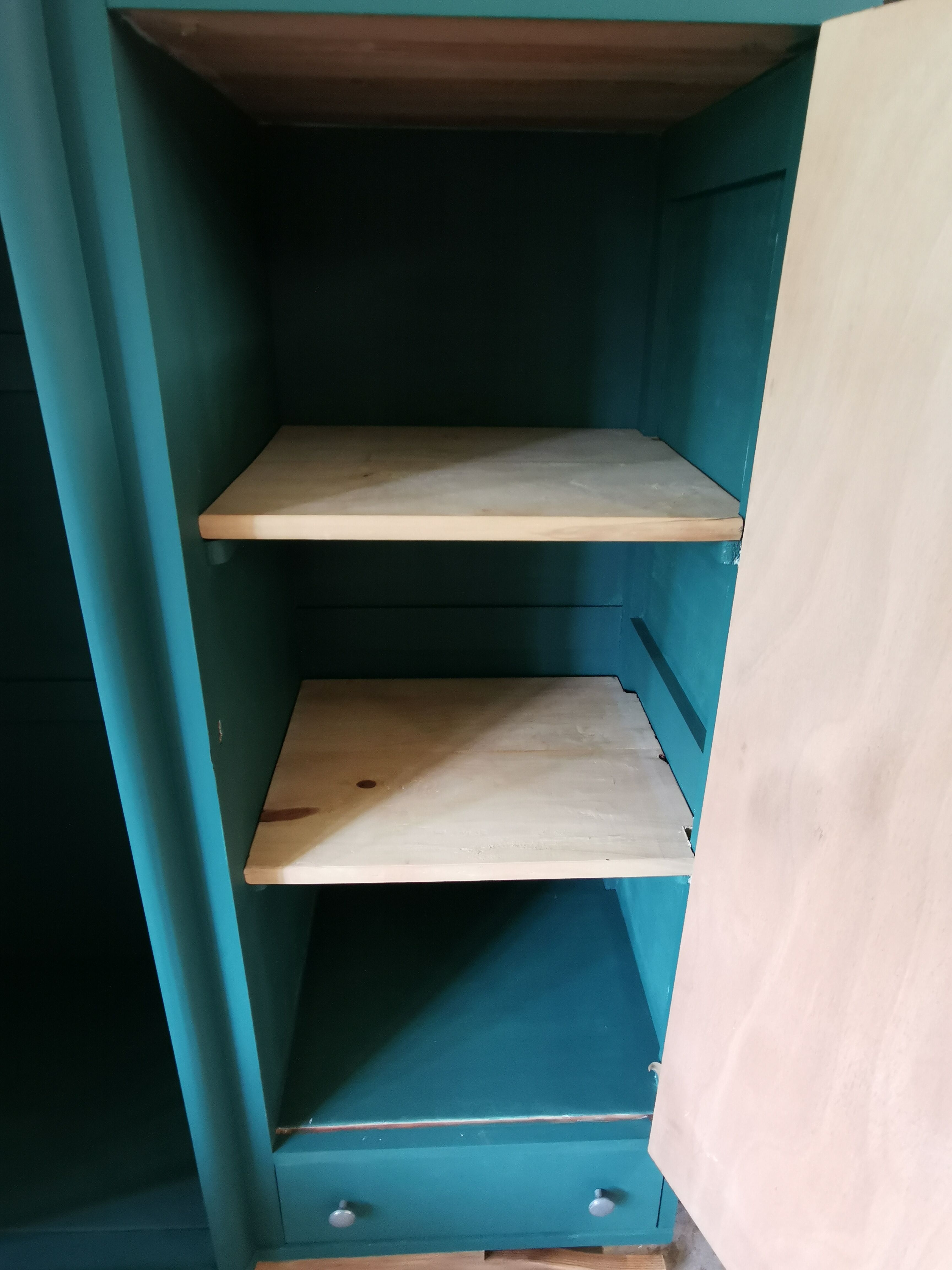 Asymmetrical cabinet
