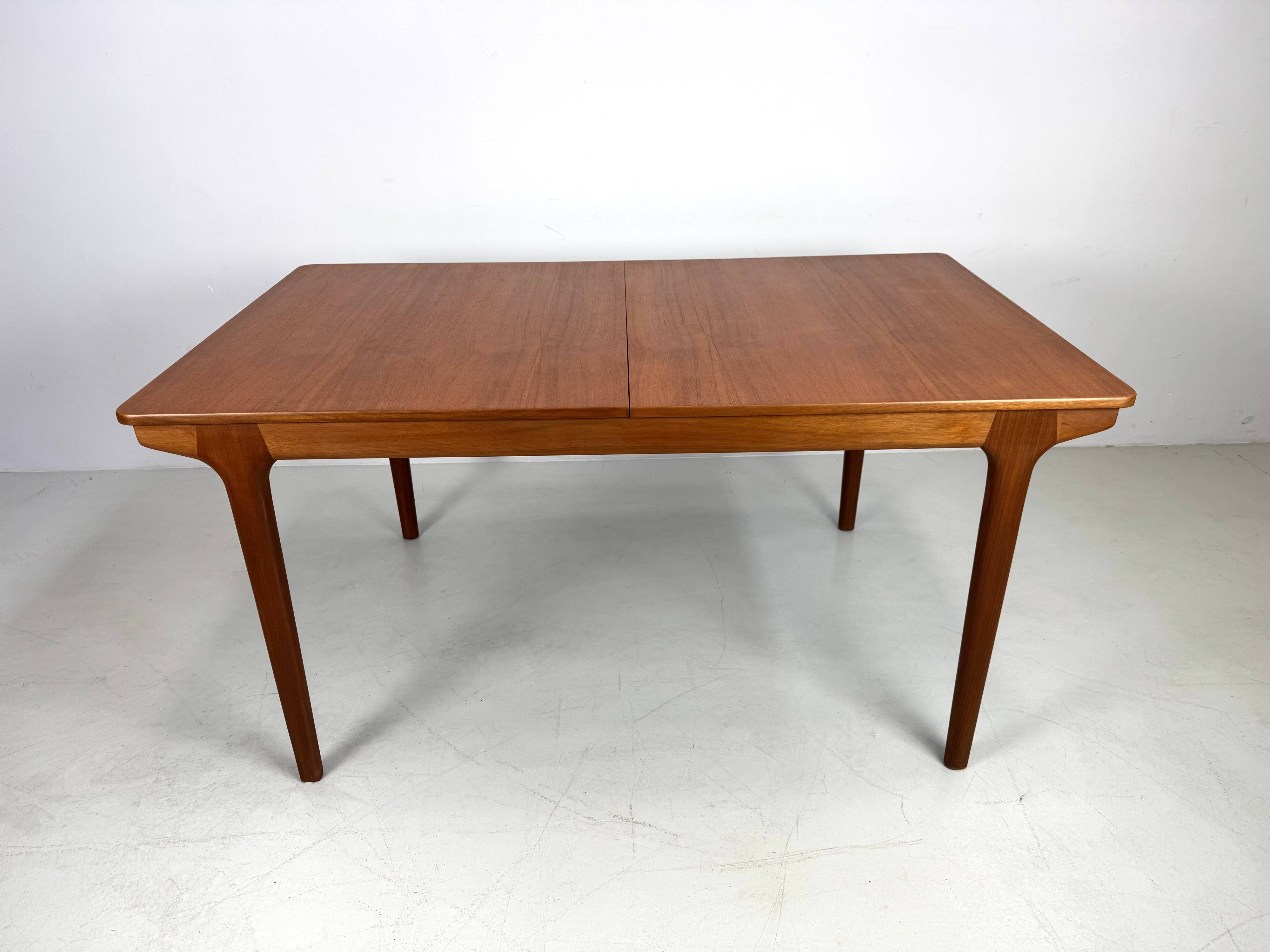 Table en teck McIntosh par T.Roberston des années 1960, extensible à 236 cm.
