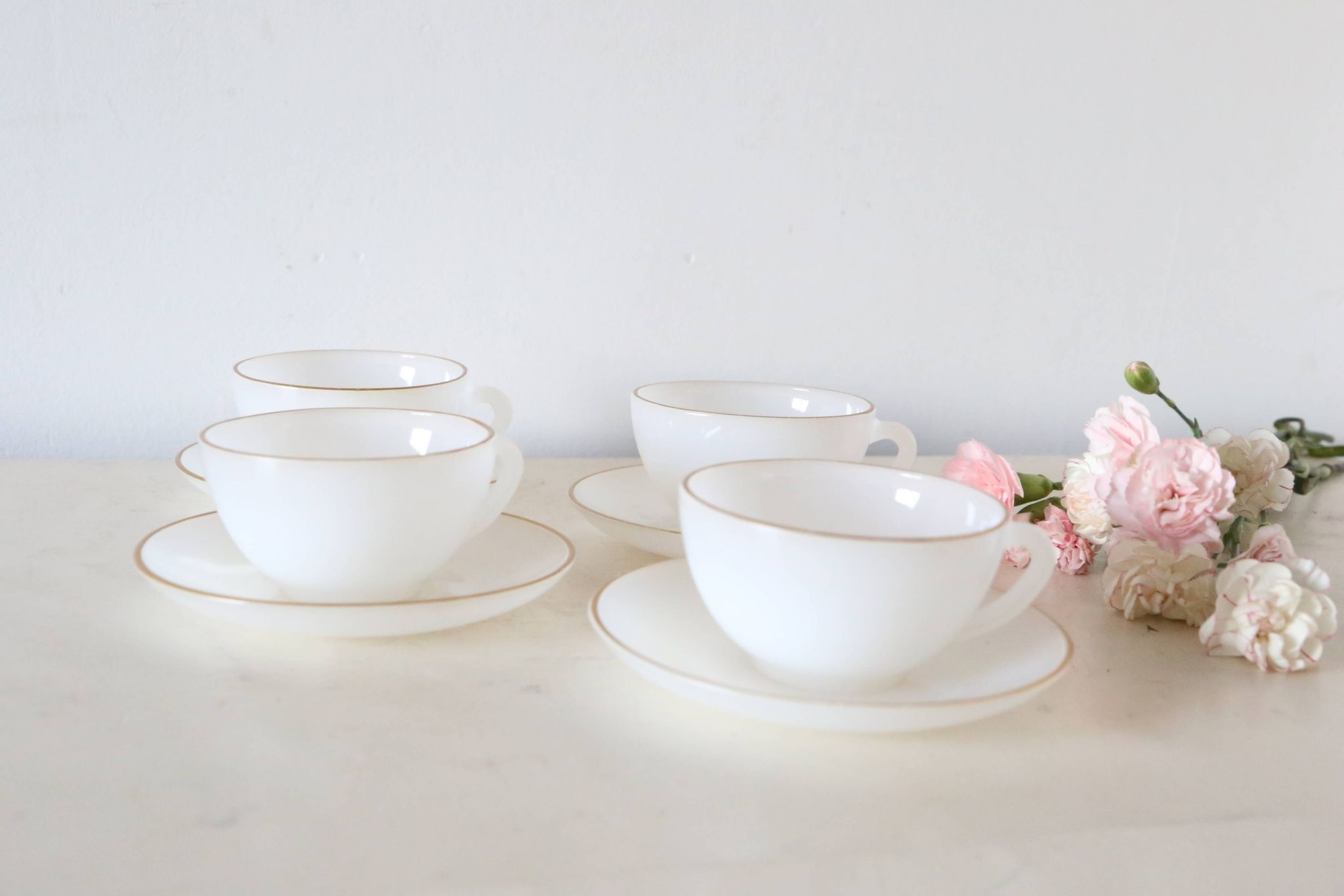 Set of 4 cups and under cups Arcopal harlequin range, white and gold, made in France