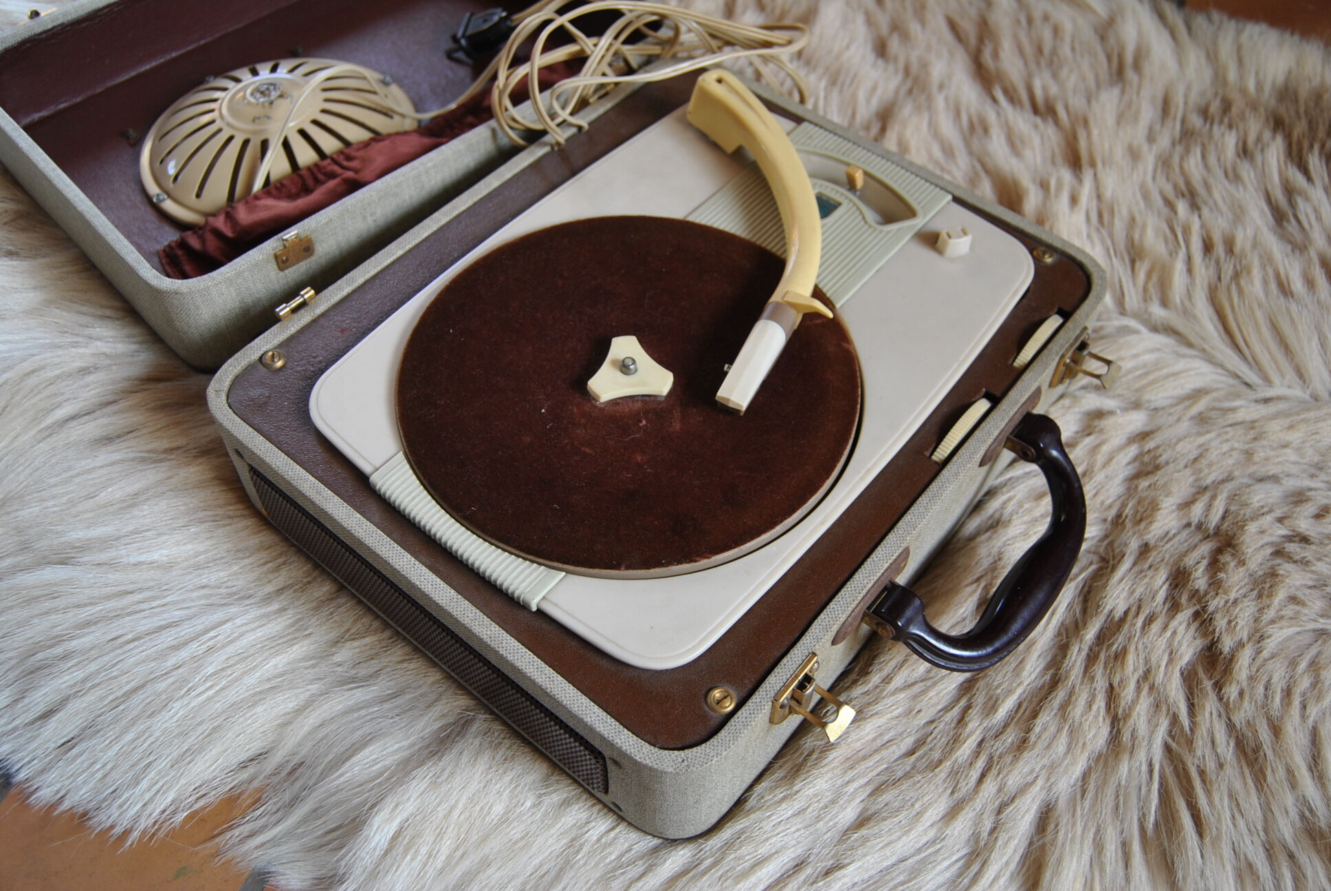 Suitcase turntable record 50s