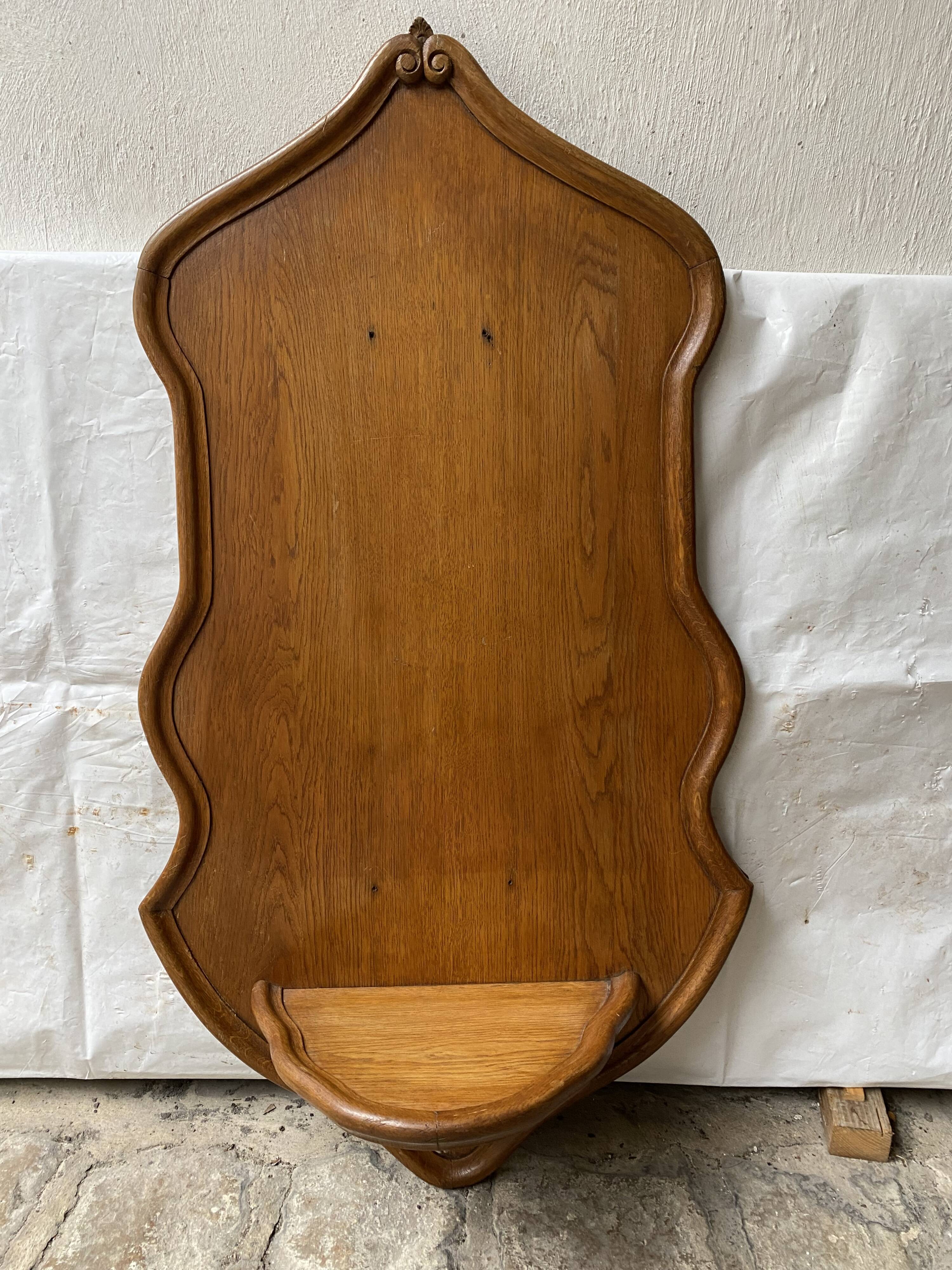 Wall-mounted bracket for statue