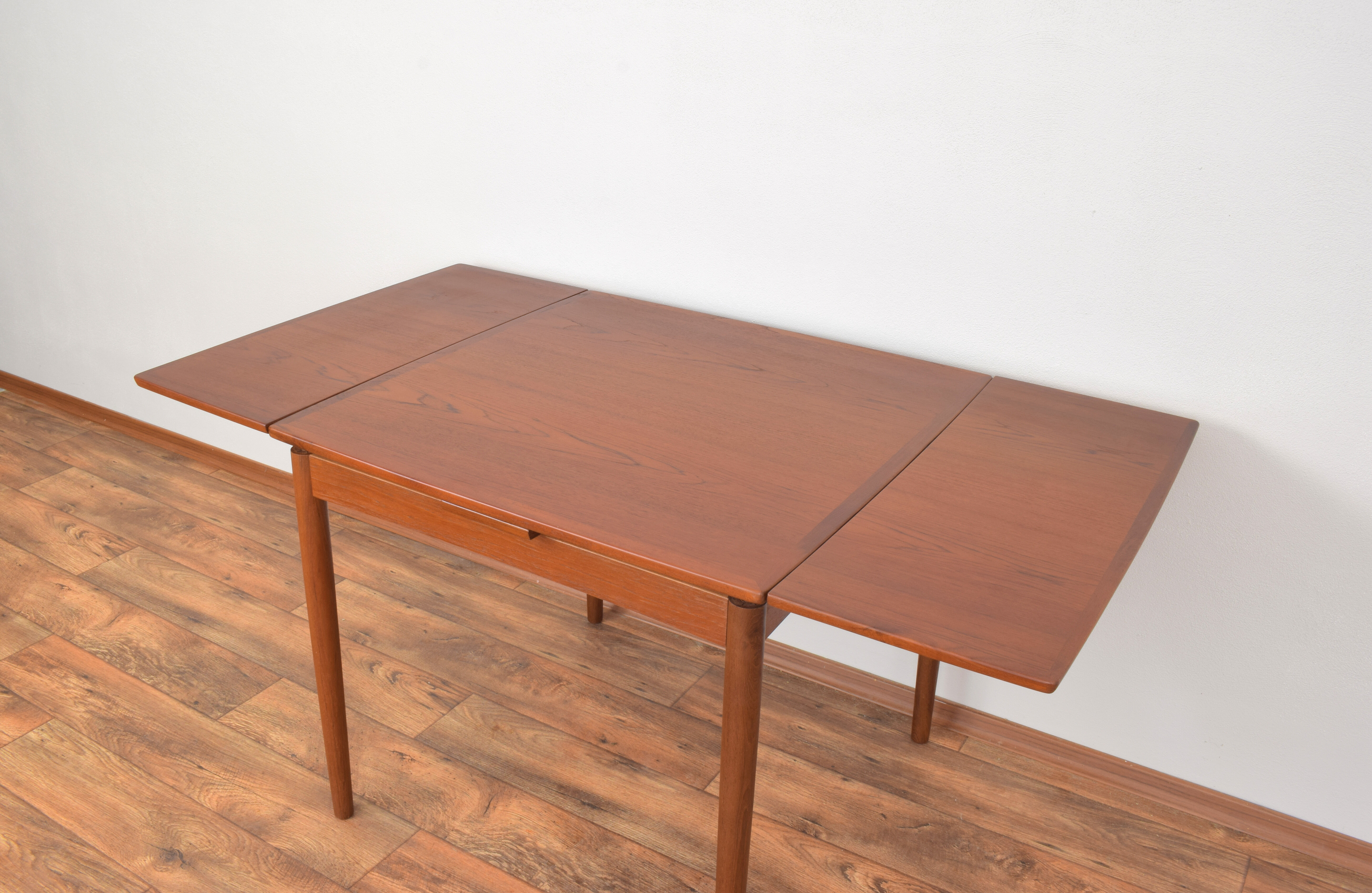 Mid-Century Danish Teak Extendable Dining Table from Hundevad & Co., 1960s.