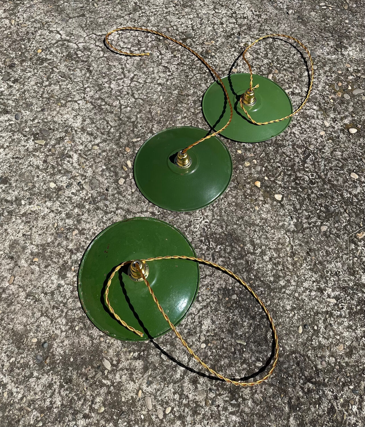Trio suspension abat jour vintage tôle émaillée verte et blanche
