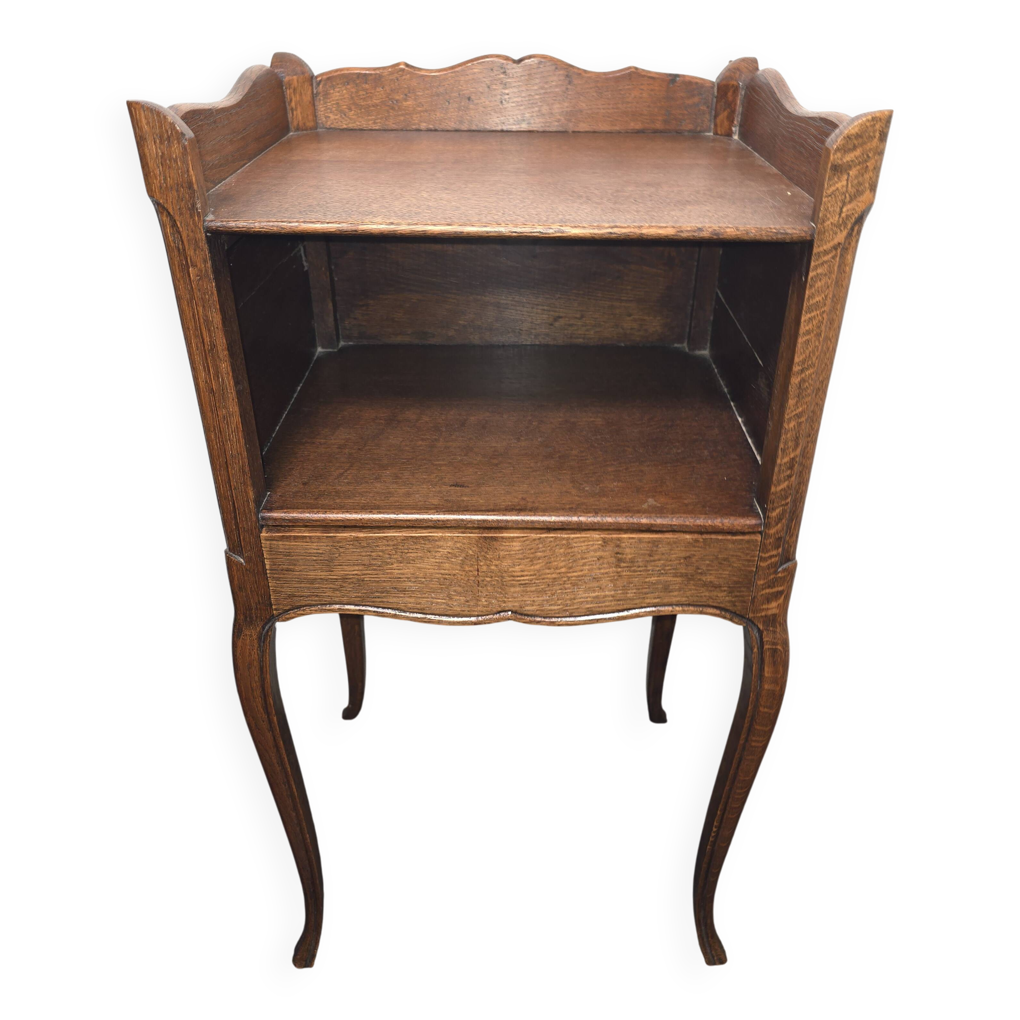 Table de chevet style Louis XV en chêne avec un tiroir