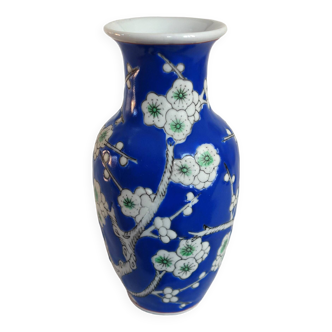 Vase bleu à fleurs de cerisier en porcelaine vintage