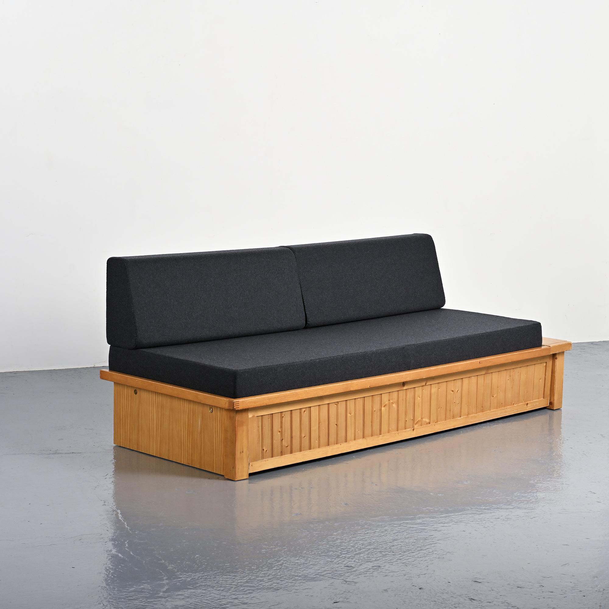 Banquette-lit dessinée par Charlotte Perriand pour Les Arcs, circa 1970.