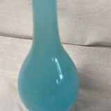 Vase en verre opaline bleu