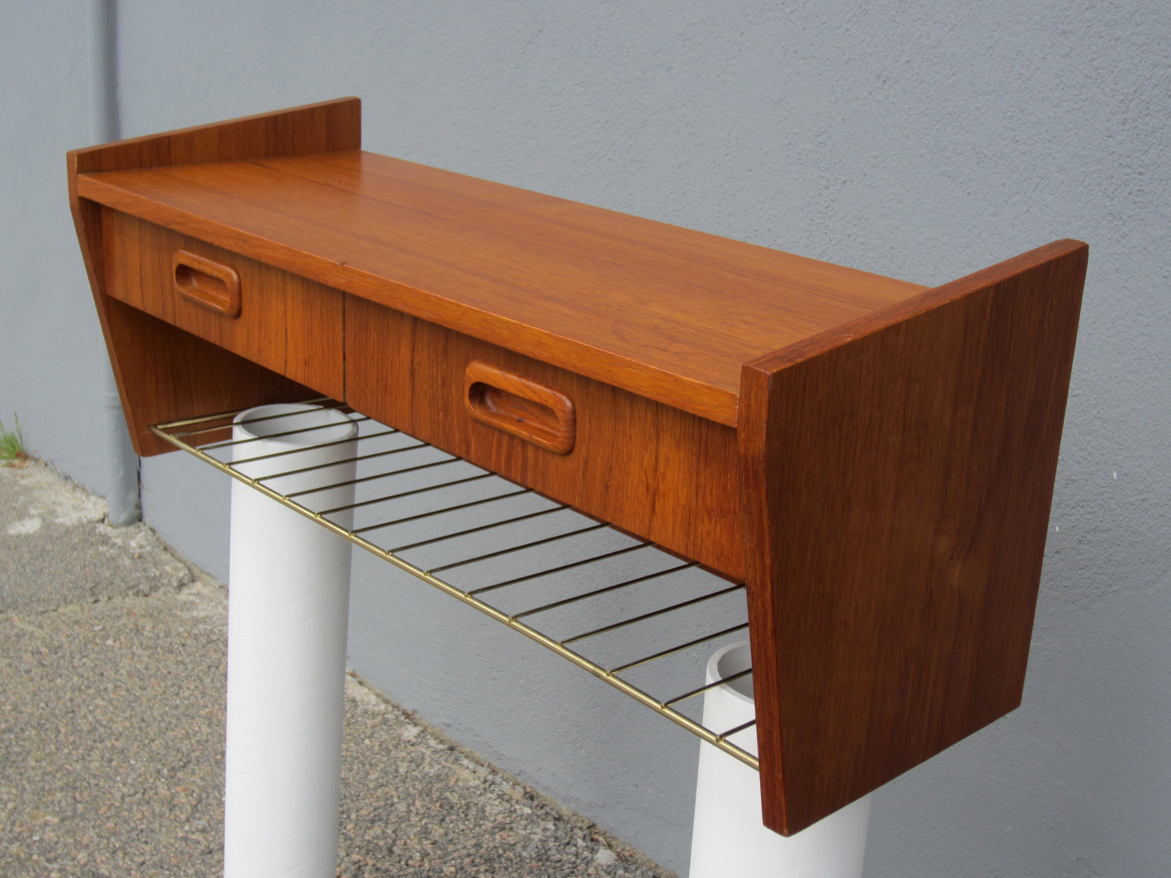 Scandinavian console wall shelf